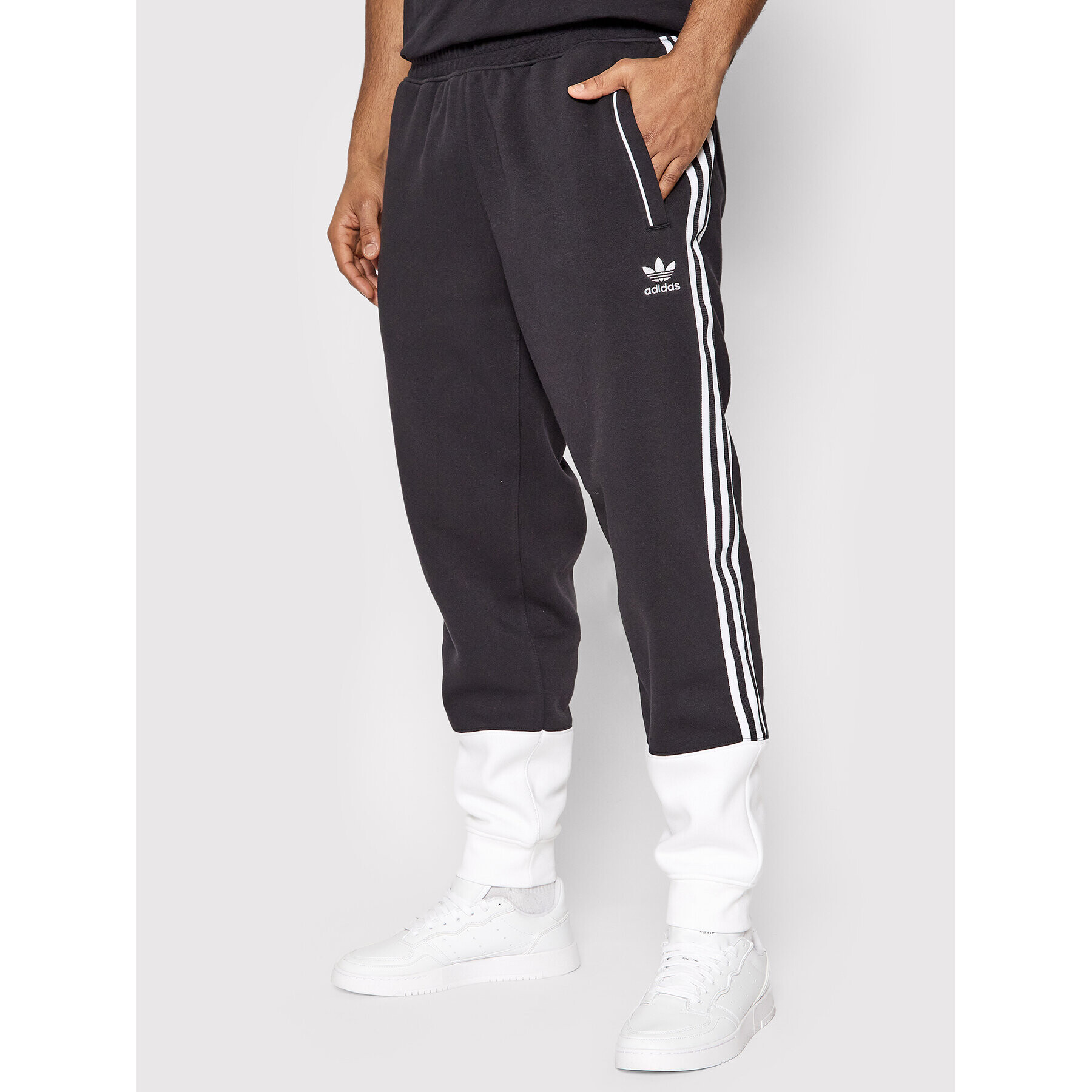 adidas Долнище анцуг SST Fleece HC2082 Черен Regular Fit - Pepit.bg