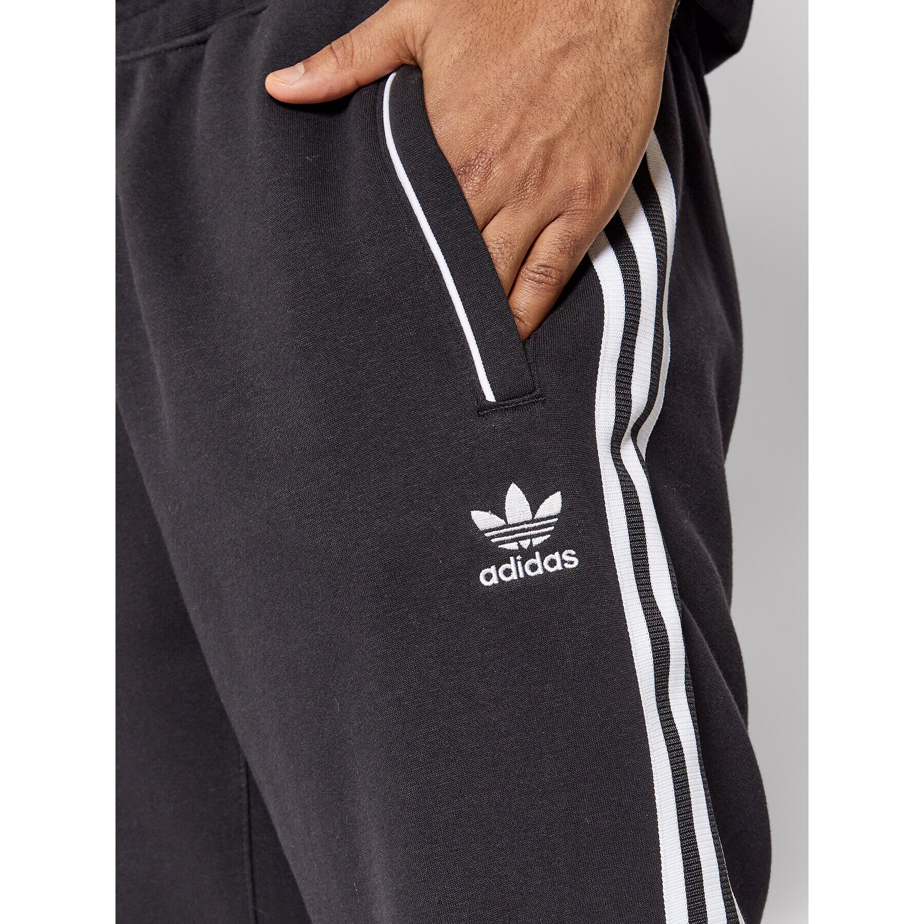 adidas Долнище анцуг SST Fleece HC2082 Черен Regular Fit - Pepit.bg