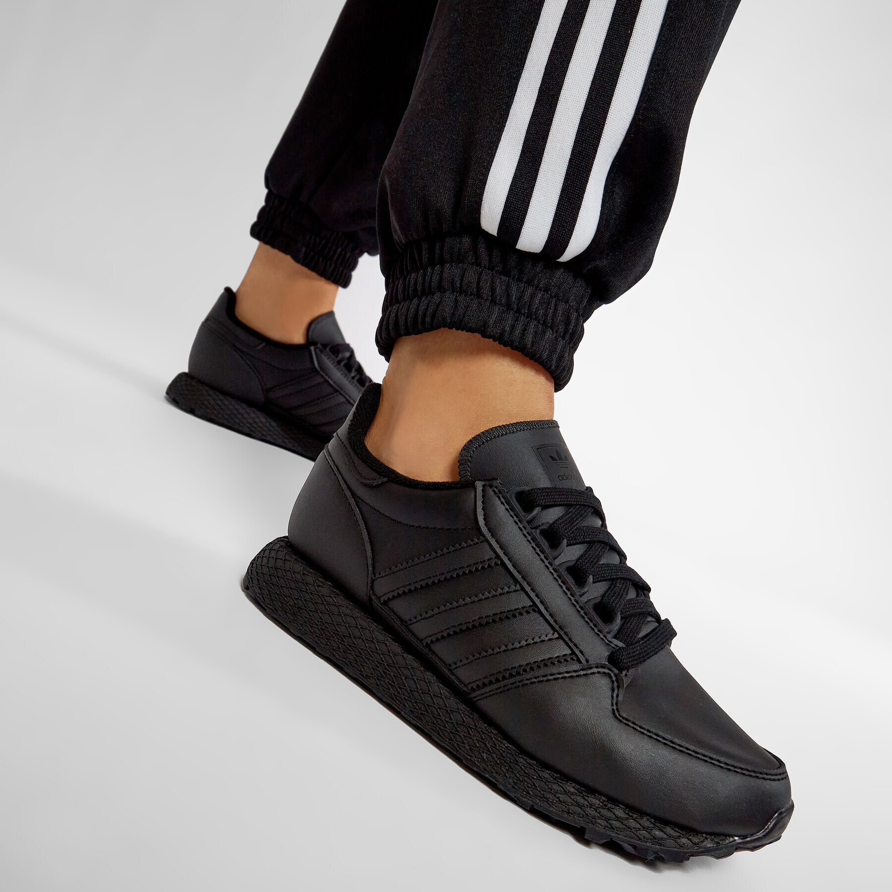adidas Обувки Forest Grove J EG8959 Черен - Pepit.bg