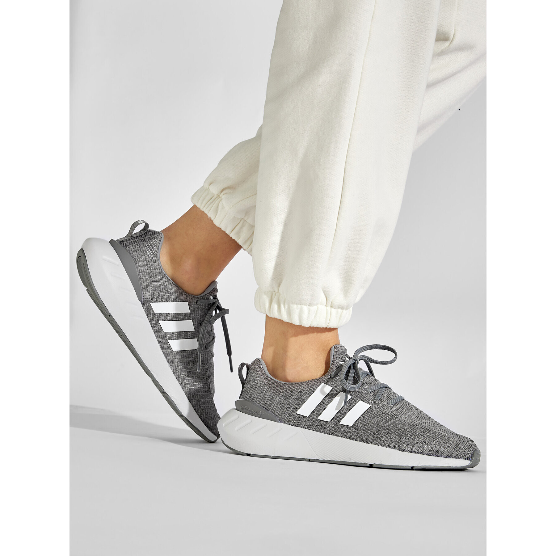 adidas Обувки Swift Run 22 J GW8178 Сив - Pepit.bg