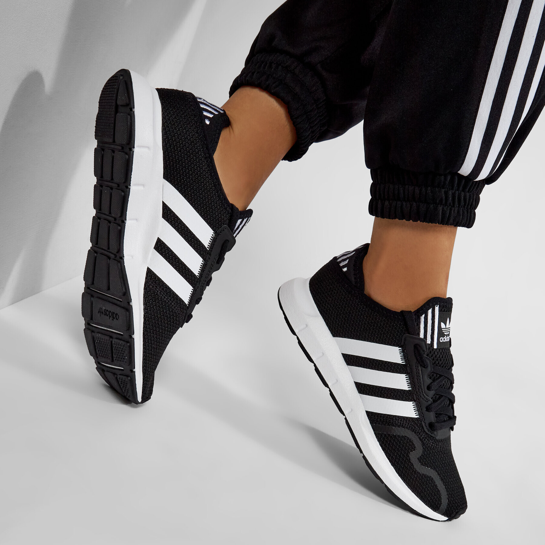 adidas Обувки Swift Run X J FY2150 Черен - Pepit.bg