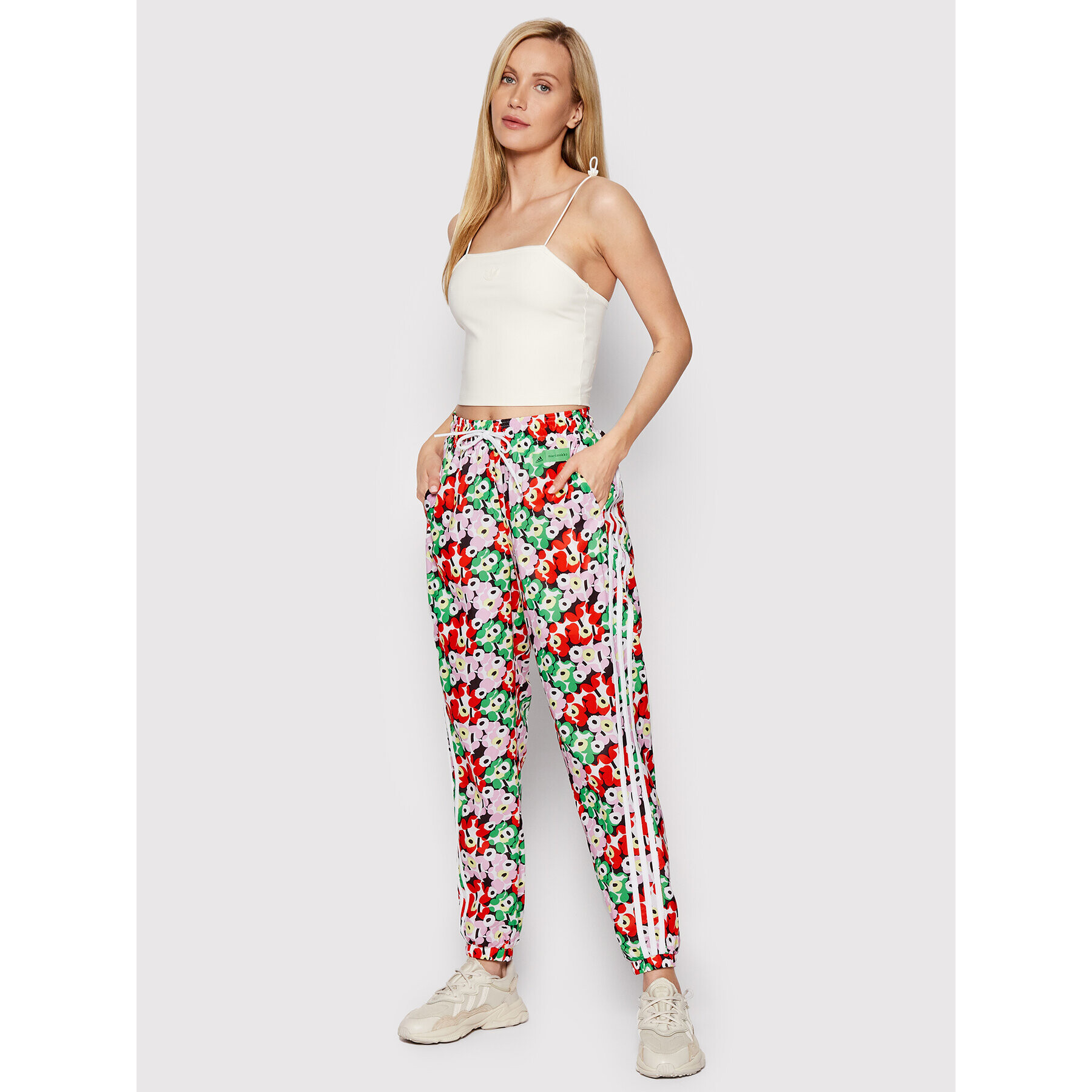 adidas Долнище анцуг MARIMEKKO HC4190 Цветен Loose Fit - Pepit.bg