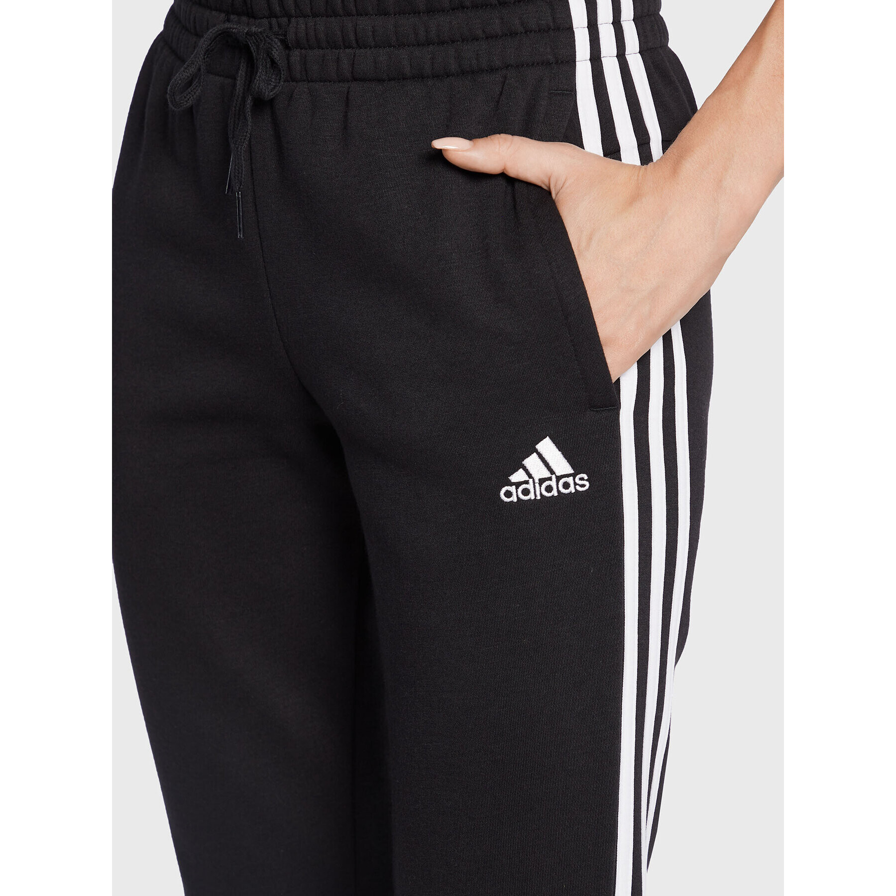 adidas Долнище анцуг Essentials Fleece 3-Stripes GM5551 Черен Slim Fit - Pepit.bg