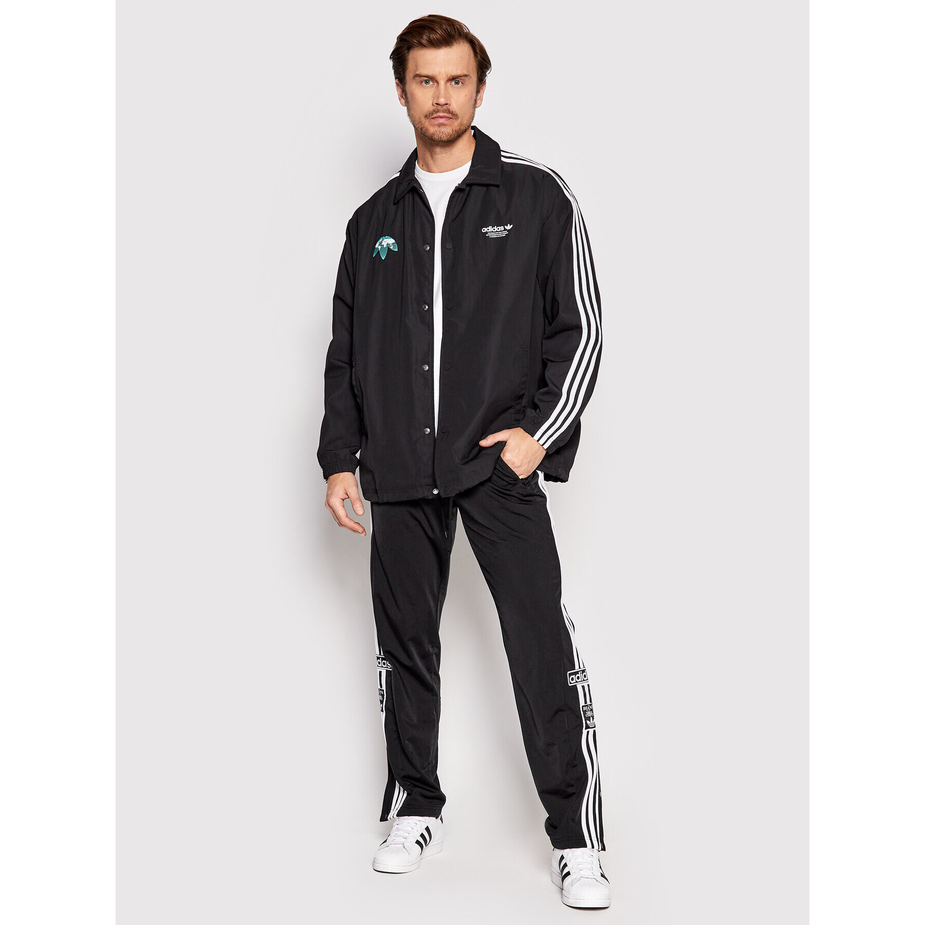 adidas Преходно яке Graphics United Coach HF4895 Черен Regular Fit - Pepit.bg