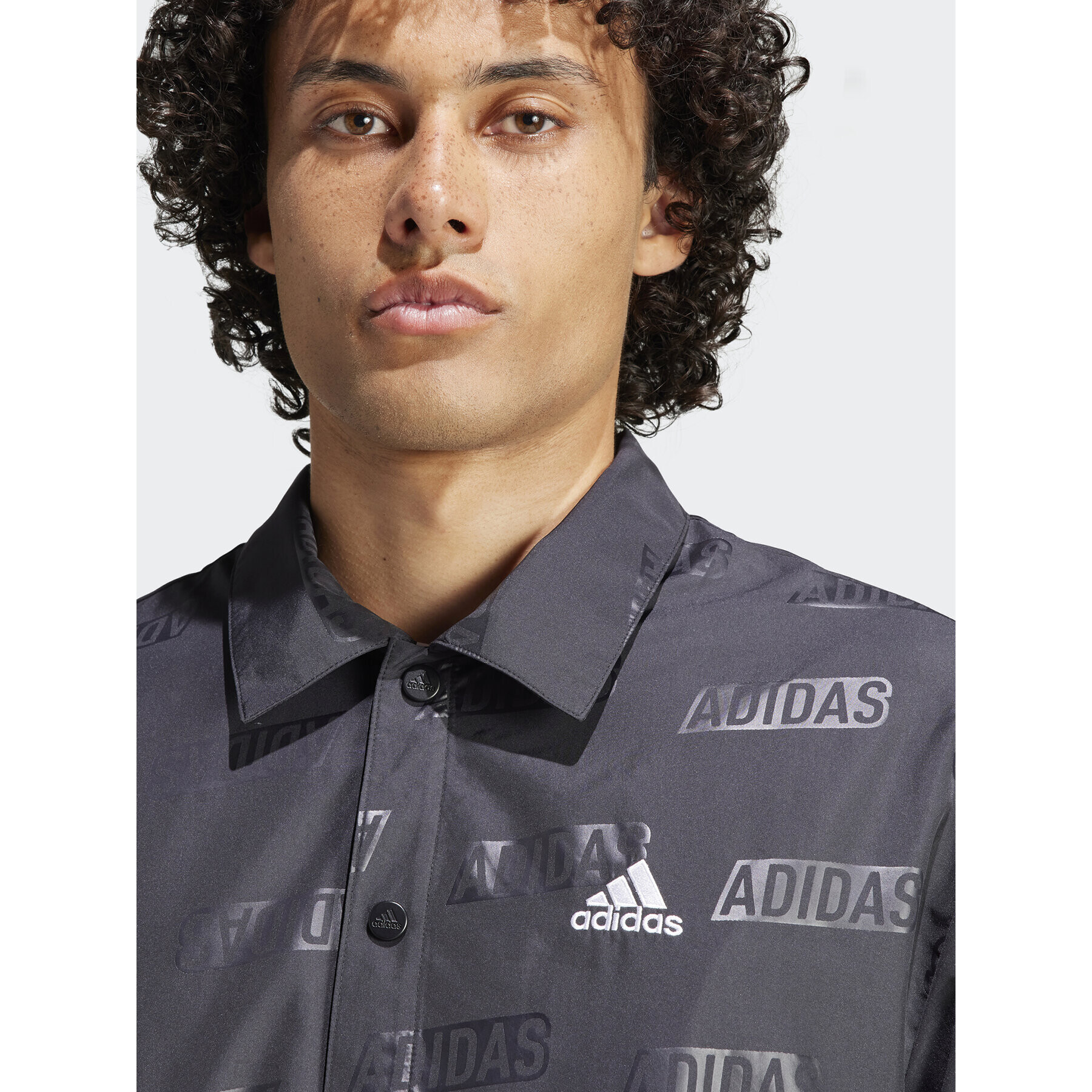 adidas Преходно яке Embossed Coaches IJ6434 Черен Regular Fit - Pepit.bg