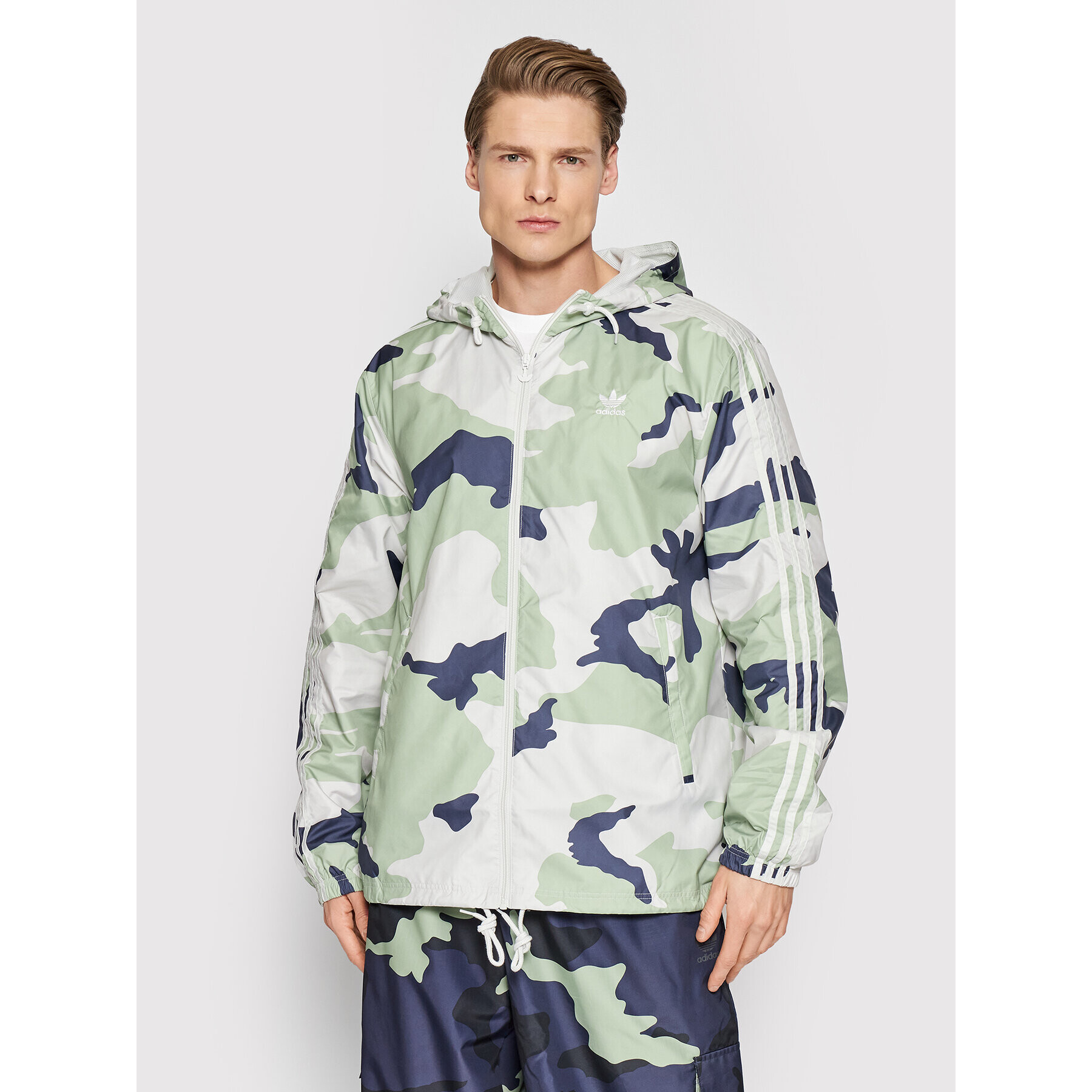 adidas Преходно яке Graphics Camo HF4877 Зелен Regular Fit - Pepit.bg