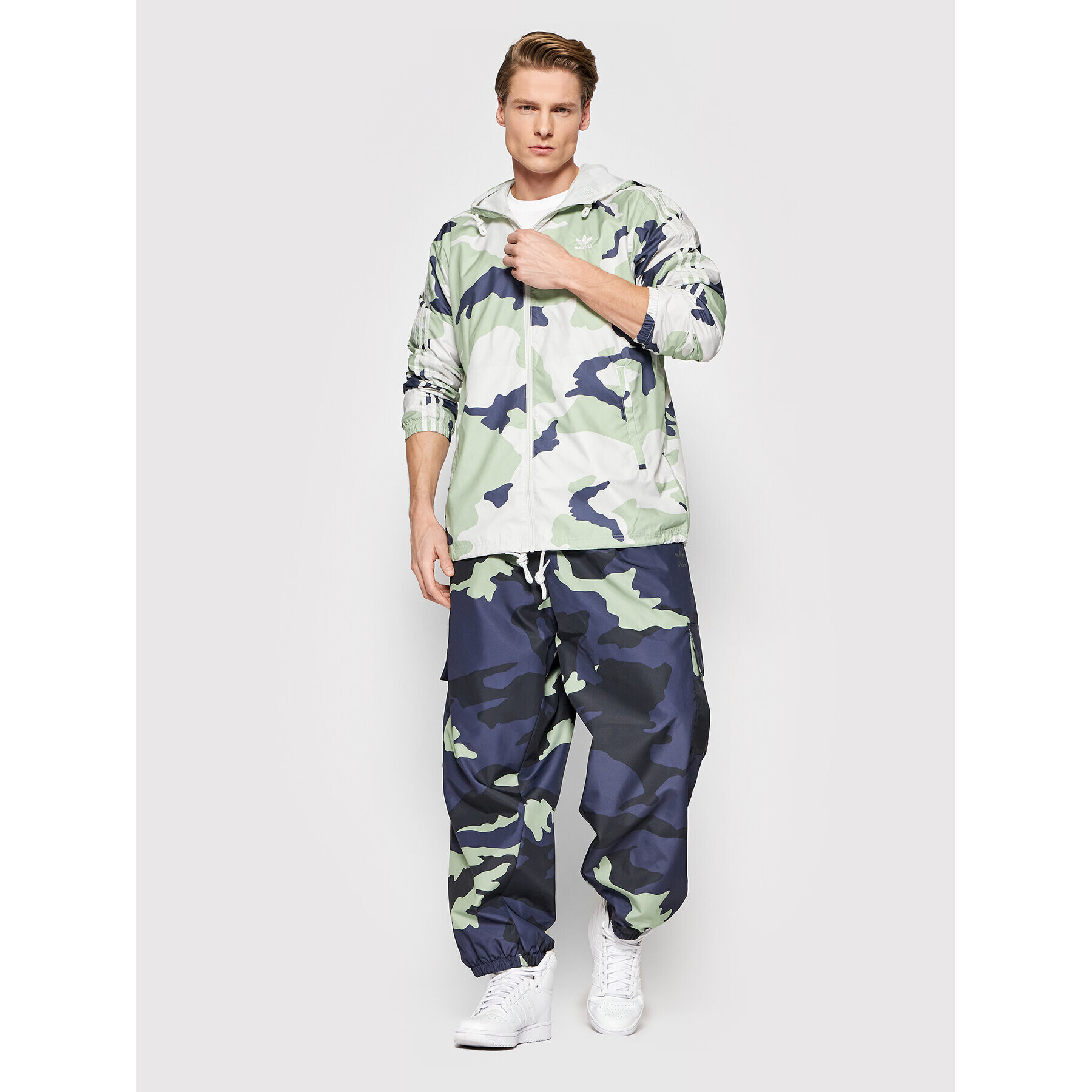 adidas Преходно яке Graphics Camo HF4877 Зелен Regular Fit - Pepit.bg