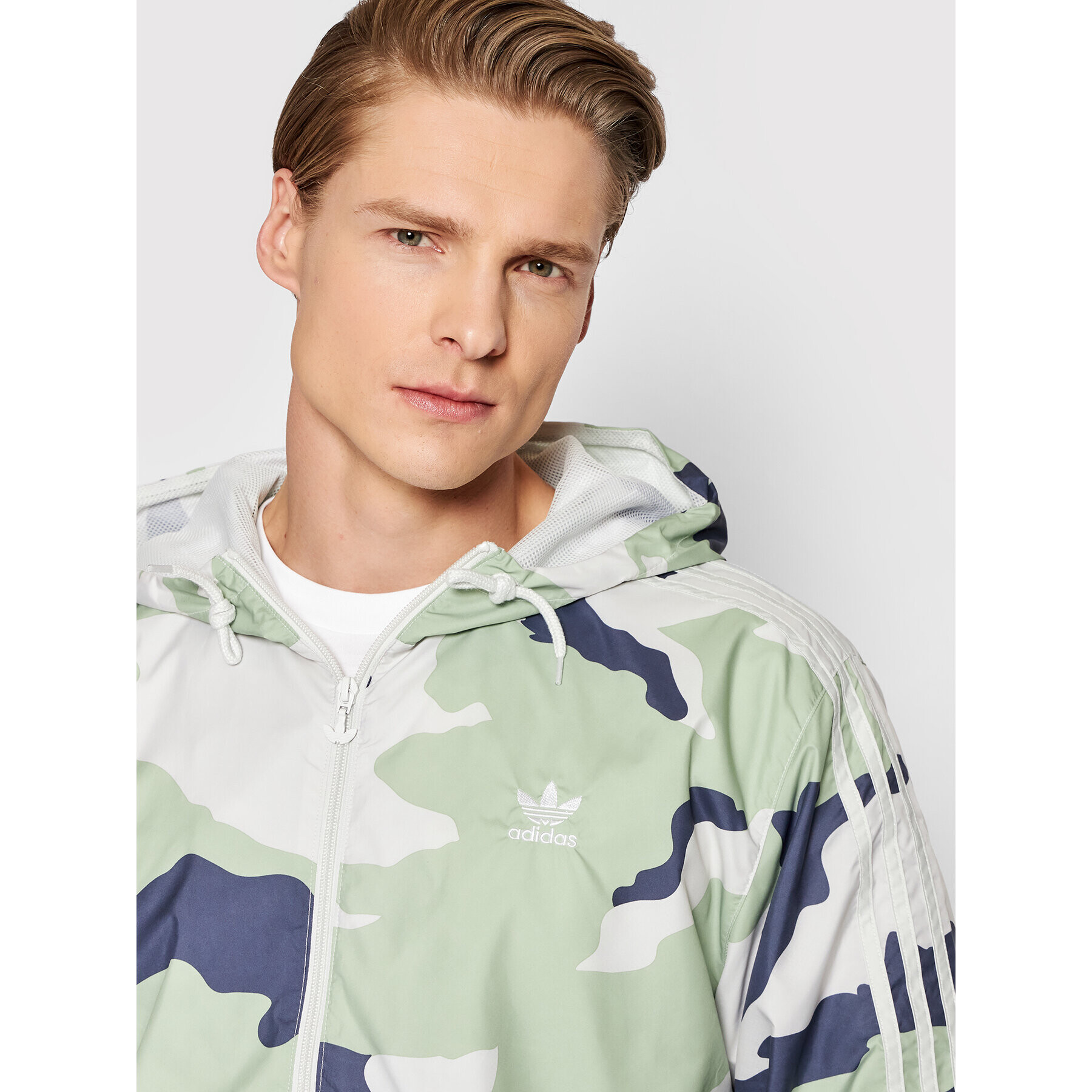 adidas Преходно яке Graphics Camo HF4877 Зелен Regular Fit - Pepit.bg