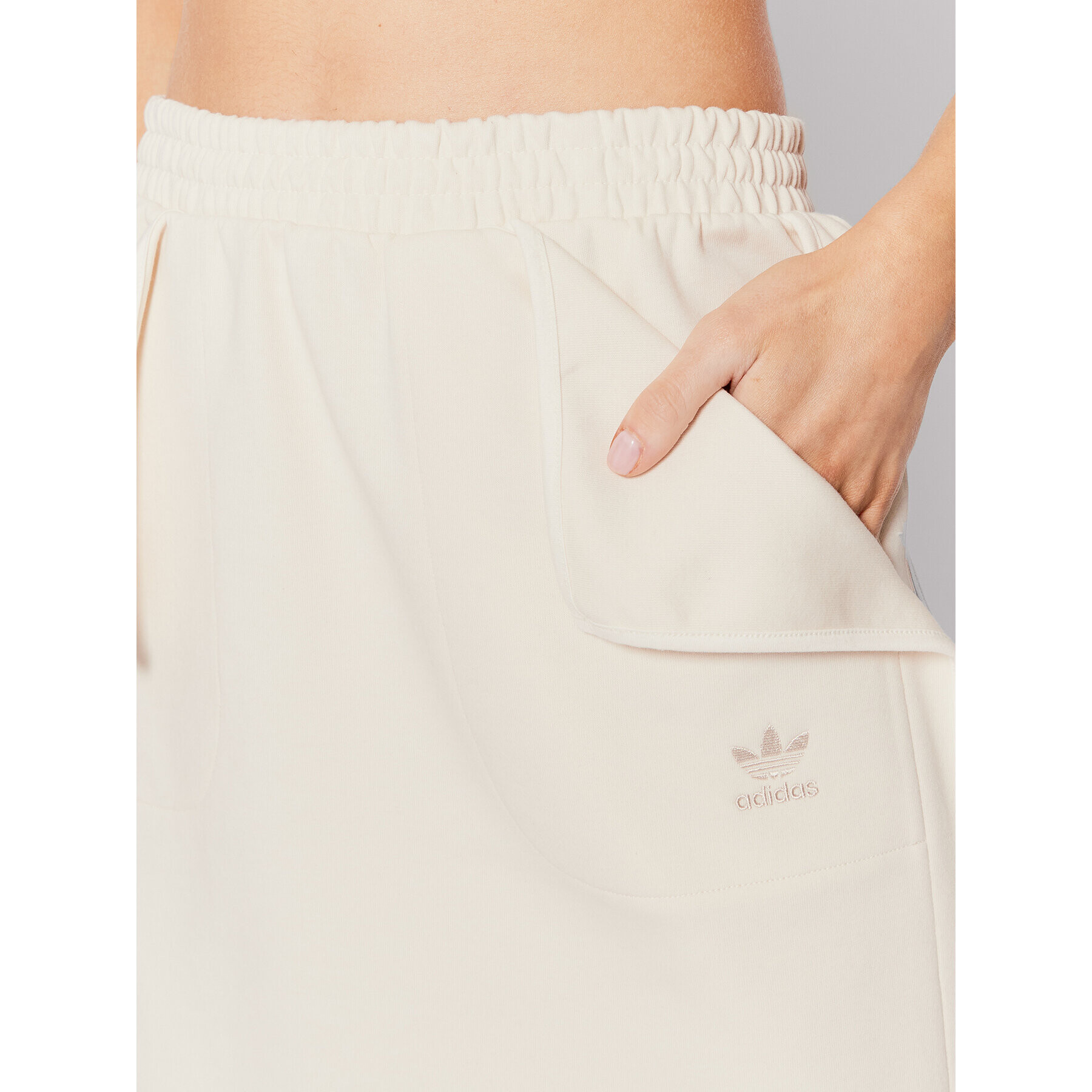 adidas спортна пола adicolor Clean Classics HE9733 Бежов Regular Fit - Pepit.bg