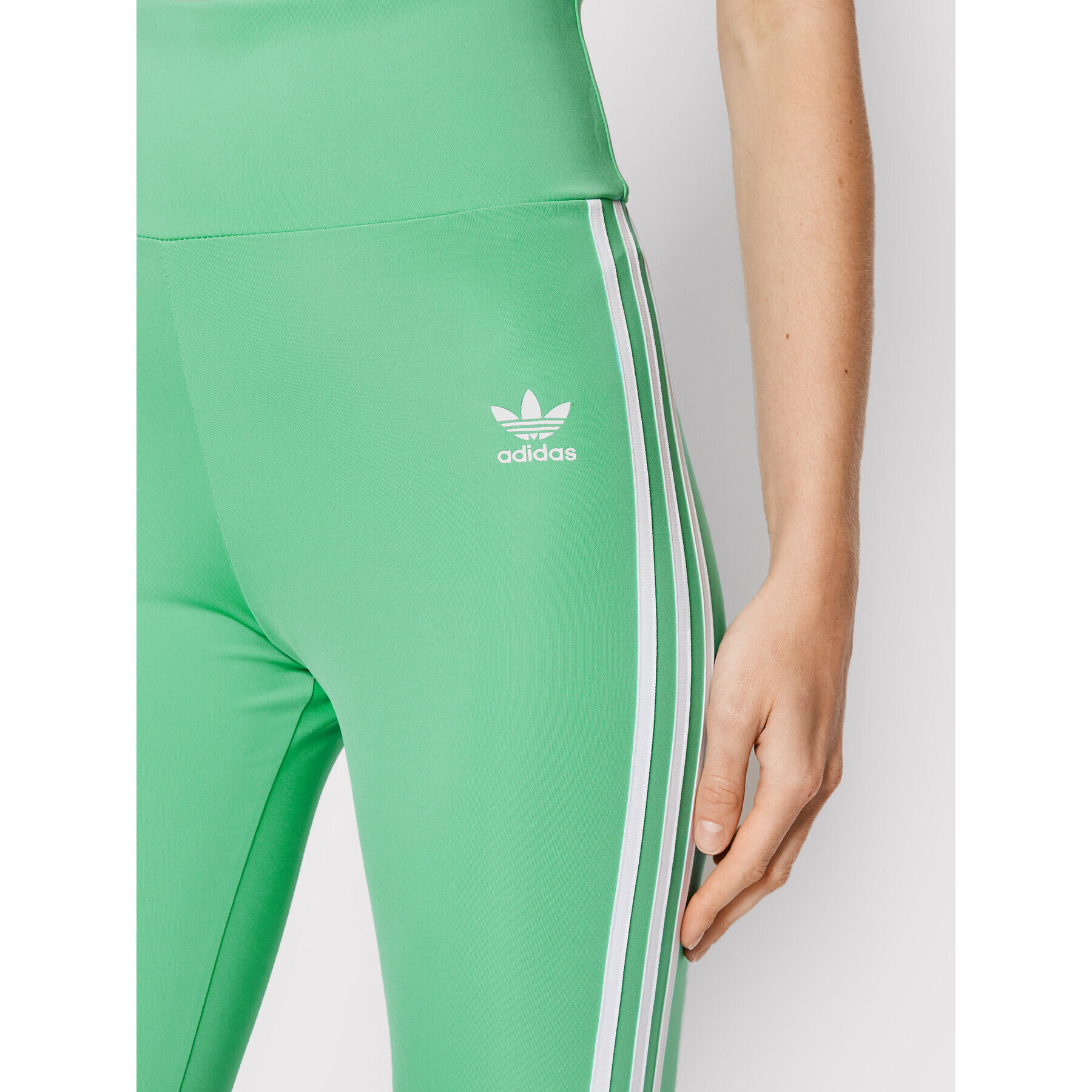 adidas Спортни шорти adicolor Classics HE9503 Зелен Slim Fit - Pepit.bg