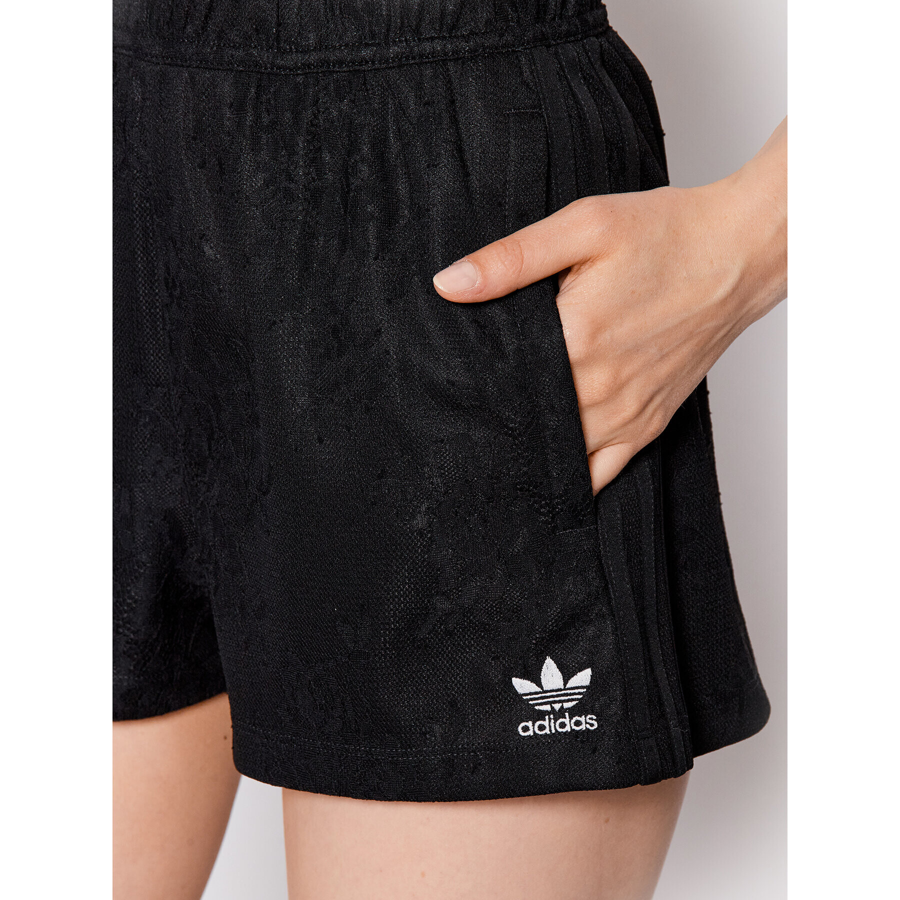 adidas Спортни шорти adicolor Classics Lace HC4577 Черен Regular Fit - Pepit.bg