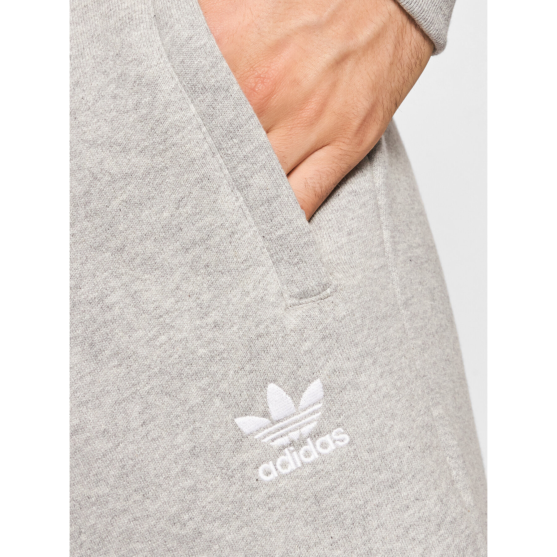 adidas Спортни шорти adicolor Essentials Trefoil H34682 Сив Regular Fit - Pepit.bg