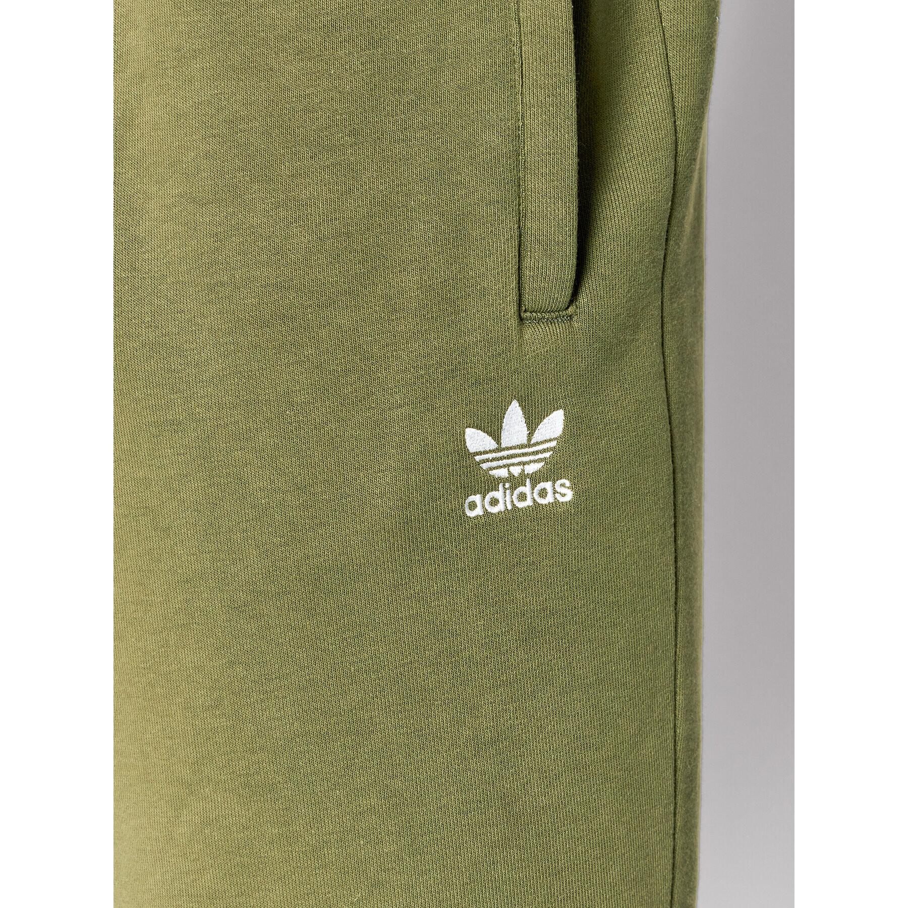 adidas Спортни шорти adicolor Essentials Trefoil H65677 Зелен Regular Fit - Pepit.bg