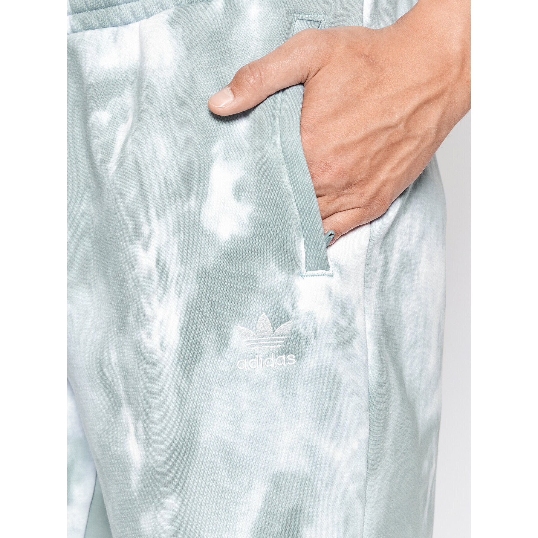 adidas Спортни шорти adicolor Essentials Trefoil HE9433 Сив Regular Fit - Pepit.bg