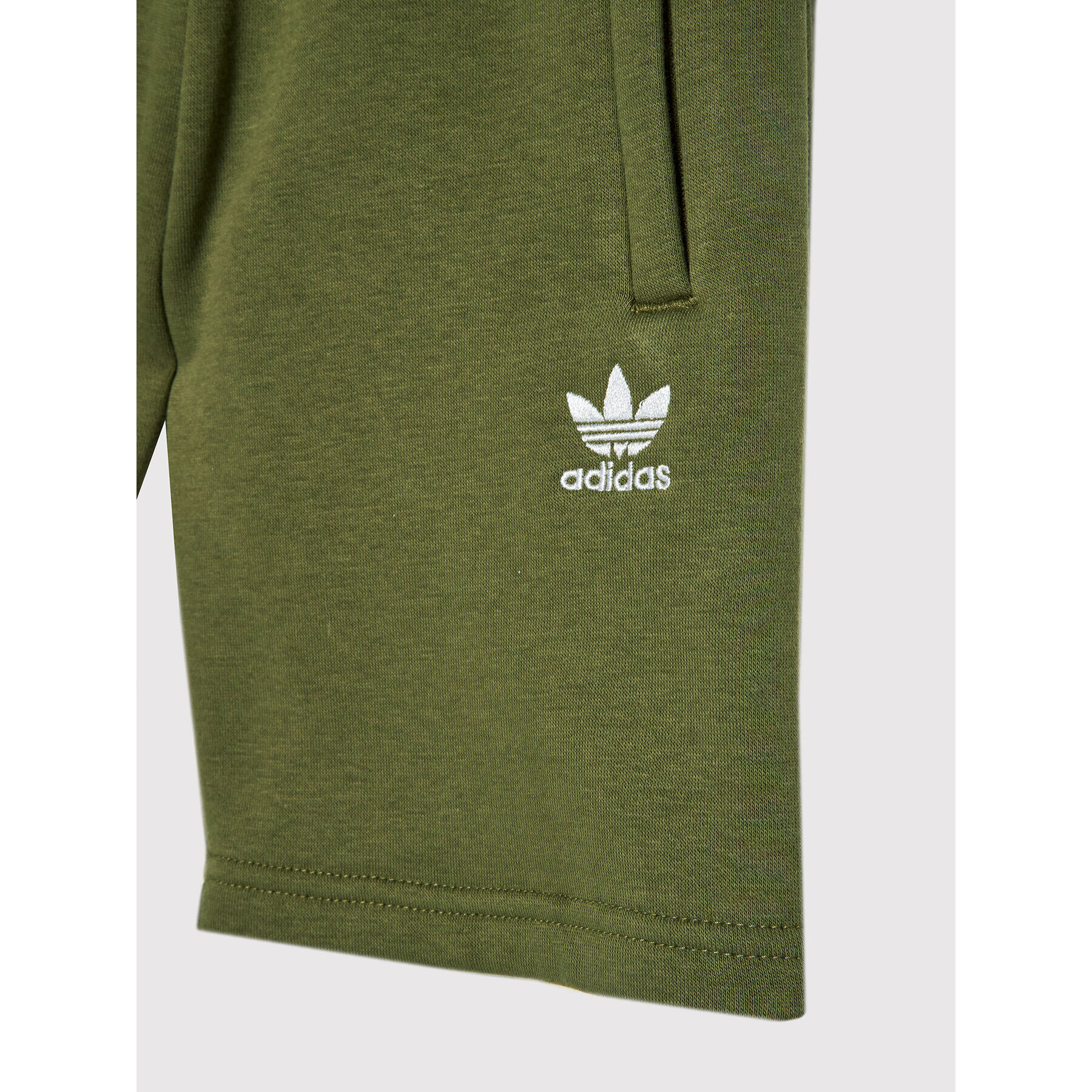 adidas Спортни шорти adicolor HD2063 Зелен Regular Fit - Pepit.bg