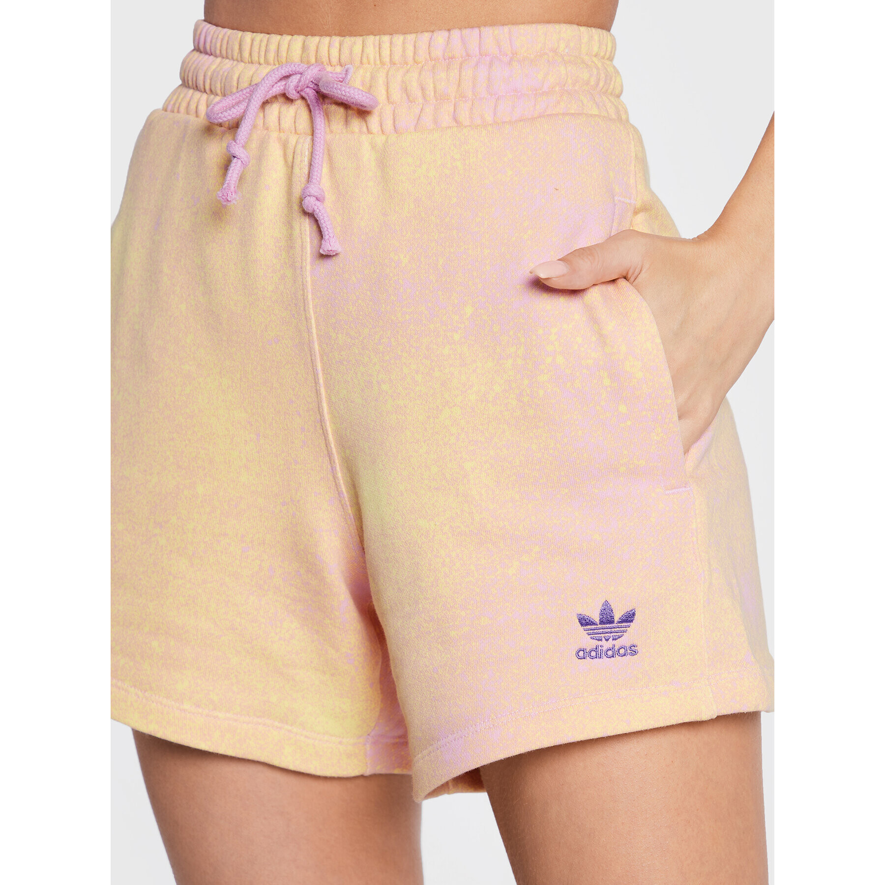 adidas Спортни шорти Allover Print HL6609 Жълт Loose Fit - Pepit.bg