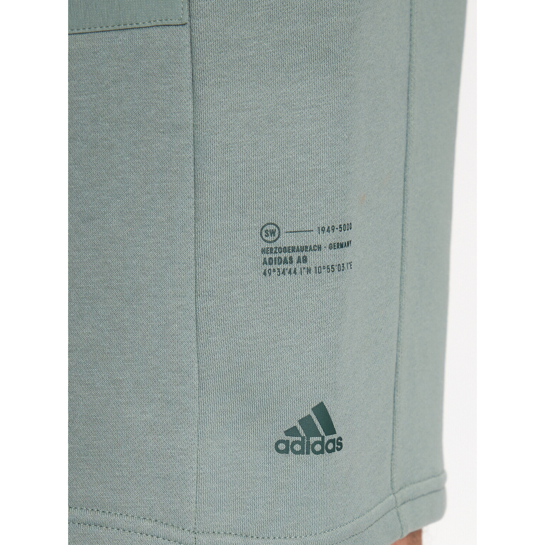 adidas Спортни шорти City Escape Shorts IC9738 Зелен Regular Fit - Pepit.bg