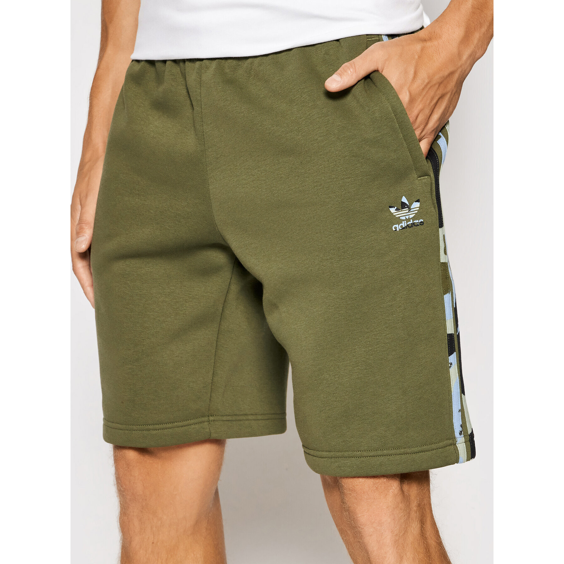 adidas Спортни шорти Graphics Camo H13472 Зелен Regular Fit - Pepit.bg