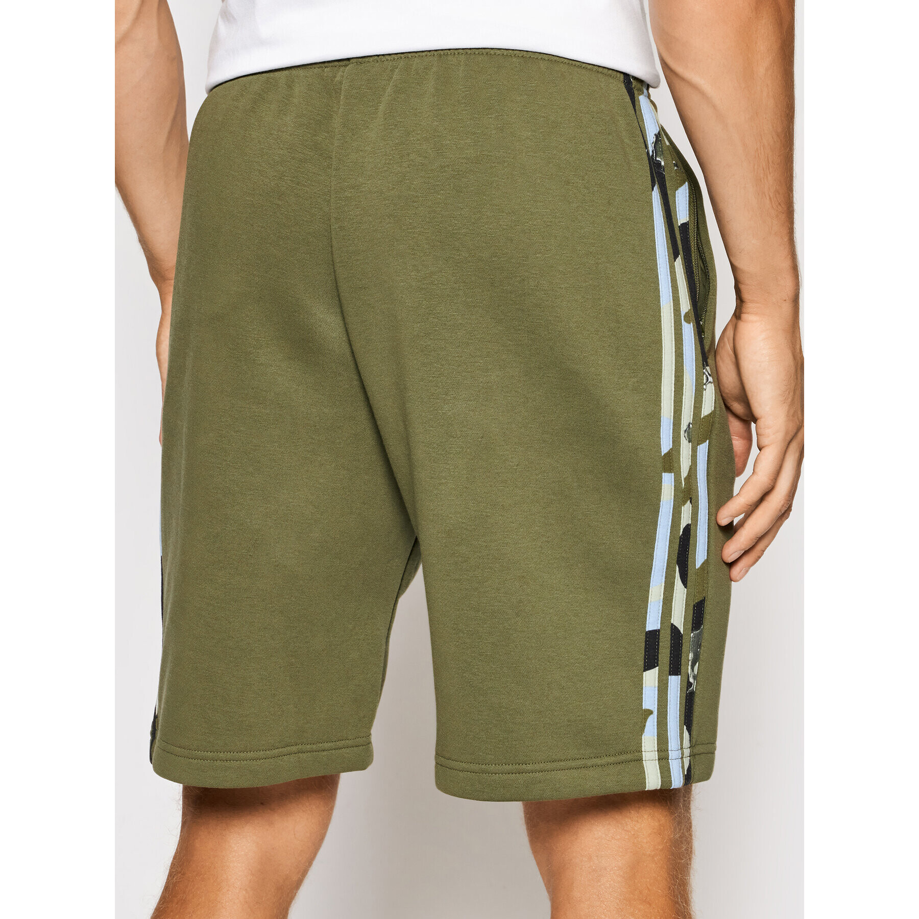 adidas Спортни шорти Graphics Camo H13472 Зелен Regular Fit - Pepit.bg