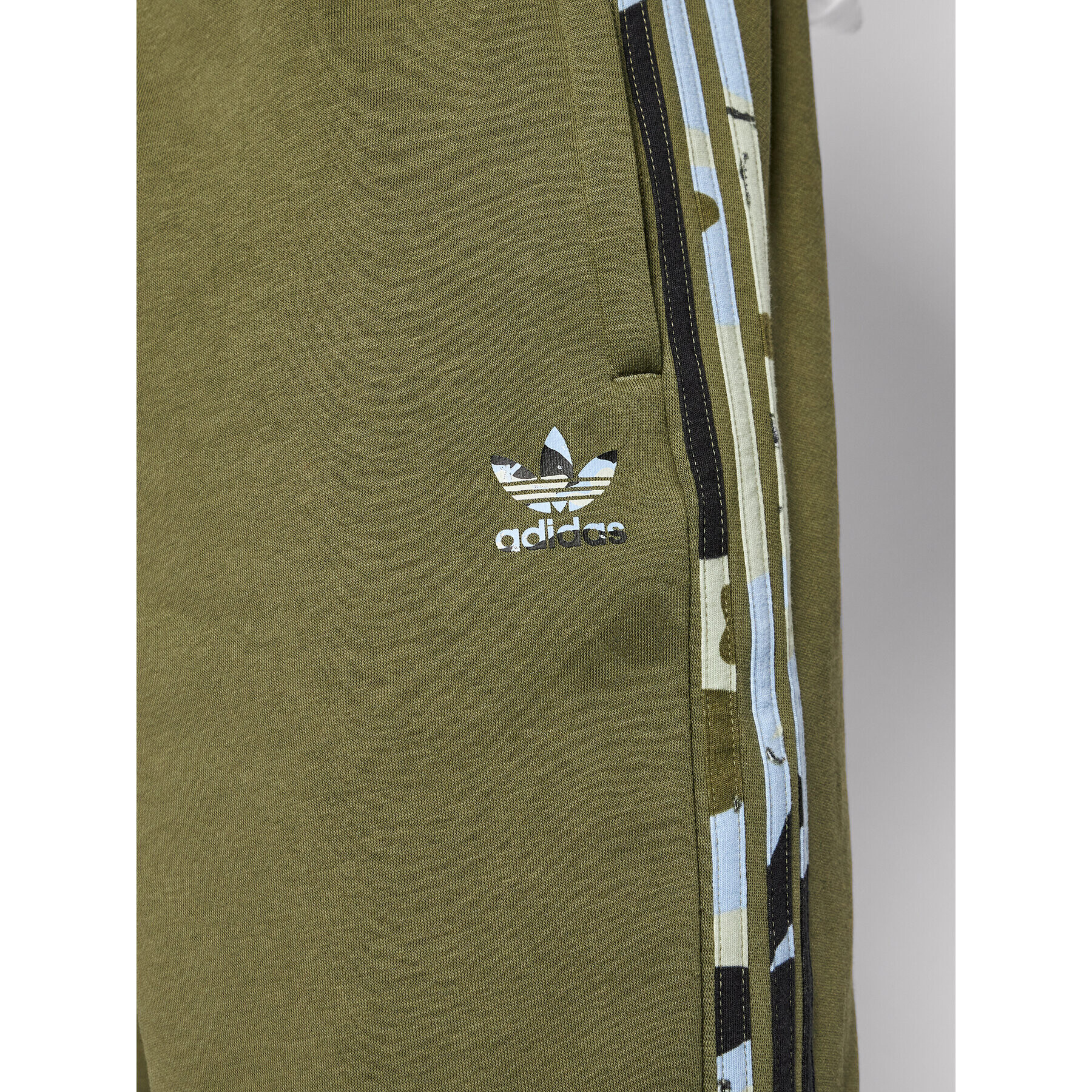 adidas Спортни шорти Graphics Camo H13472 Зелен Regular Fit - Pepit.bg