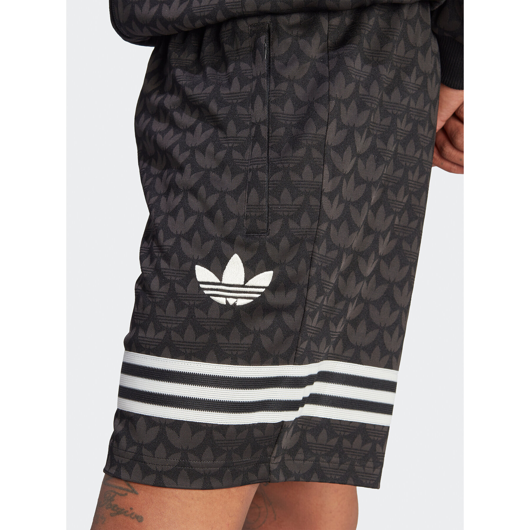 adidas Спортни шорти IP6973 Черен - Pepit.bg