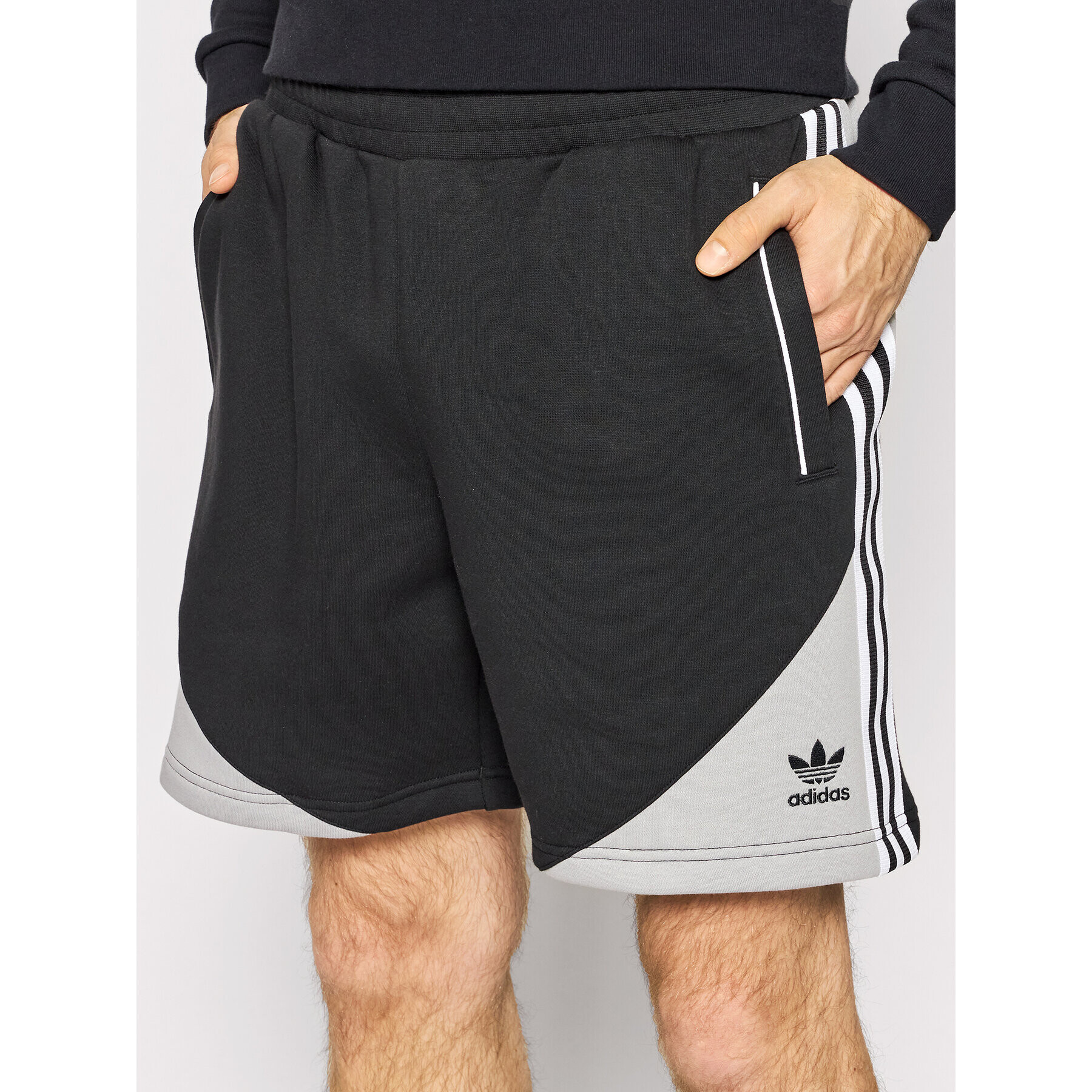 adidas Спортни шорти Sst Fleece HC2091 Черен Regular Fit - Pepit.bg