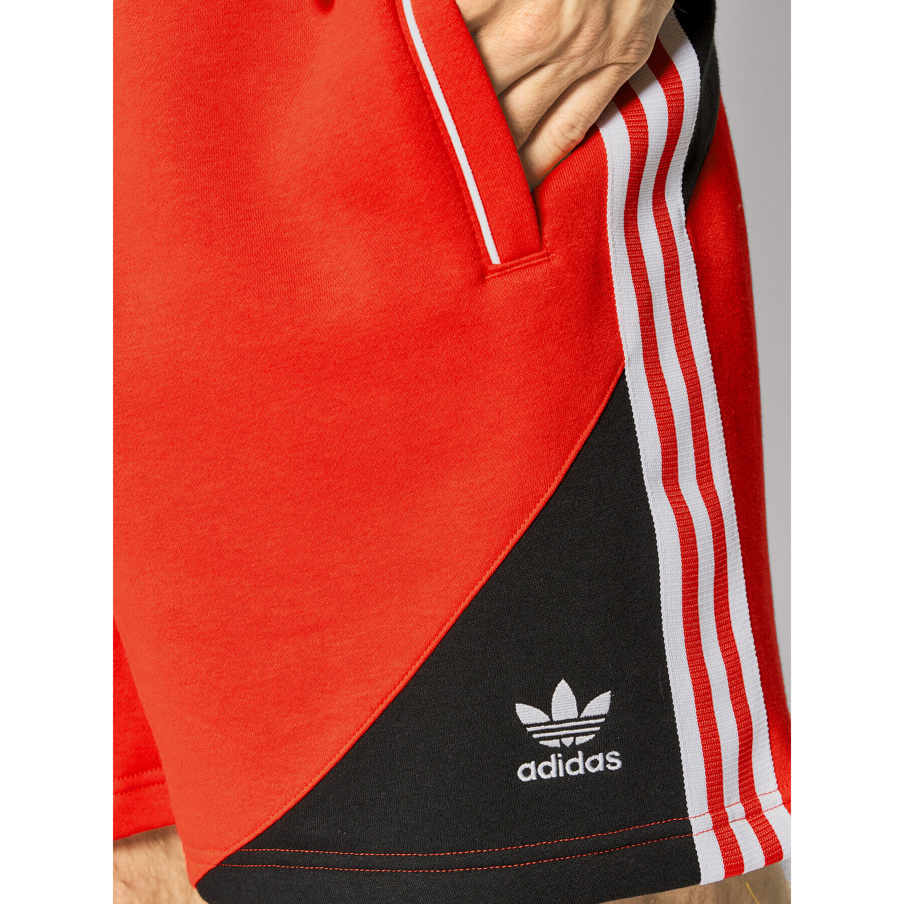 adidas Спортни шорти Sst Fleece HC2092 Червен Regular Fit - Pepit.bg