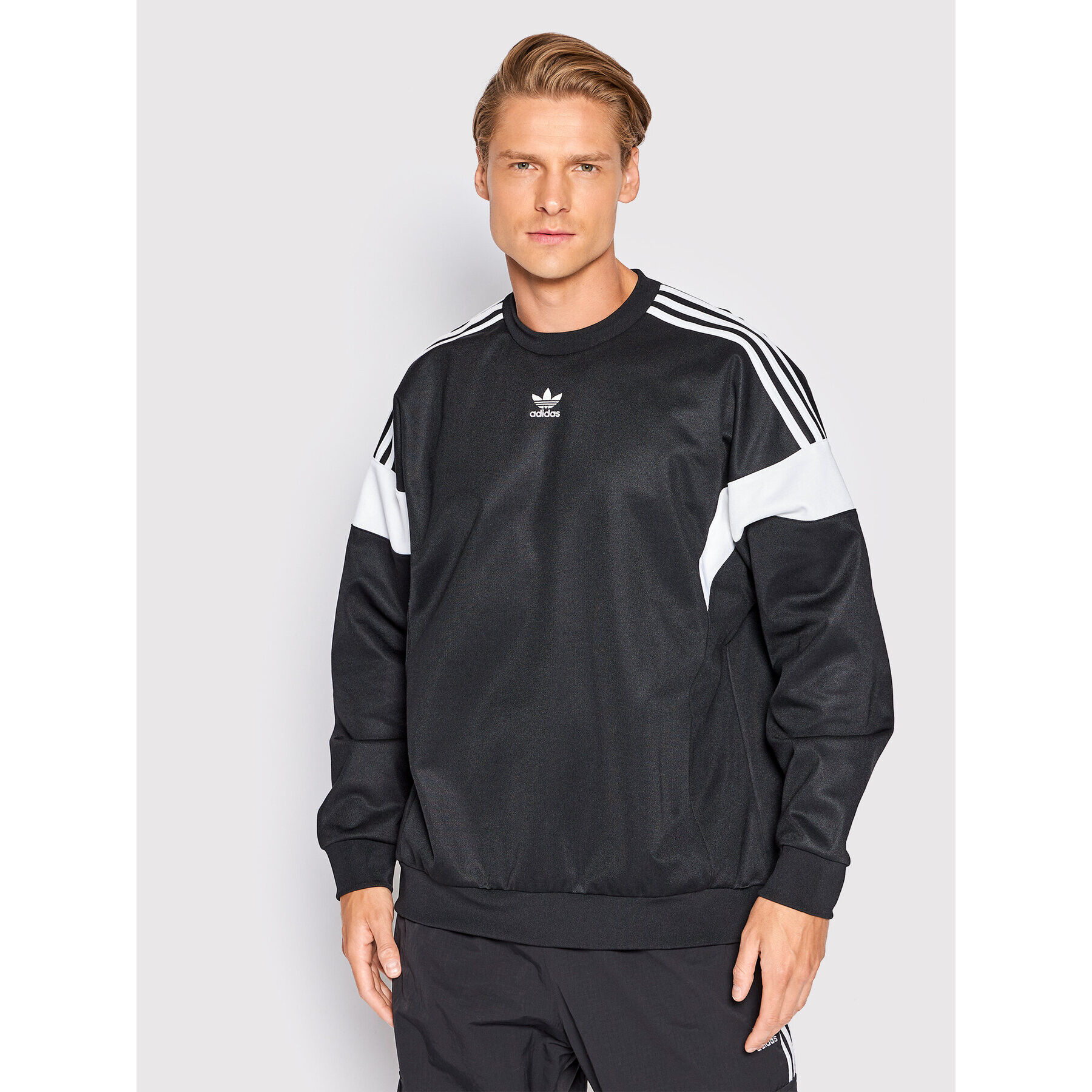 adidas Суитшърт adicolor Classic Cut Line Crew HN6117 Черен Relaxed Fit - Pepit.bg