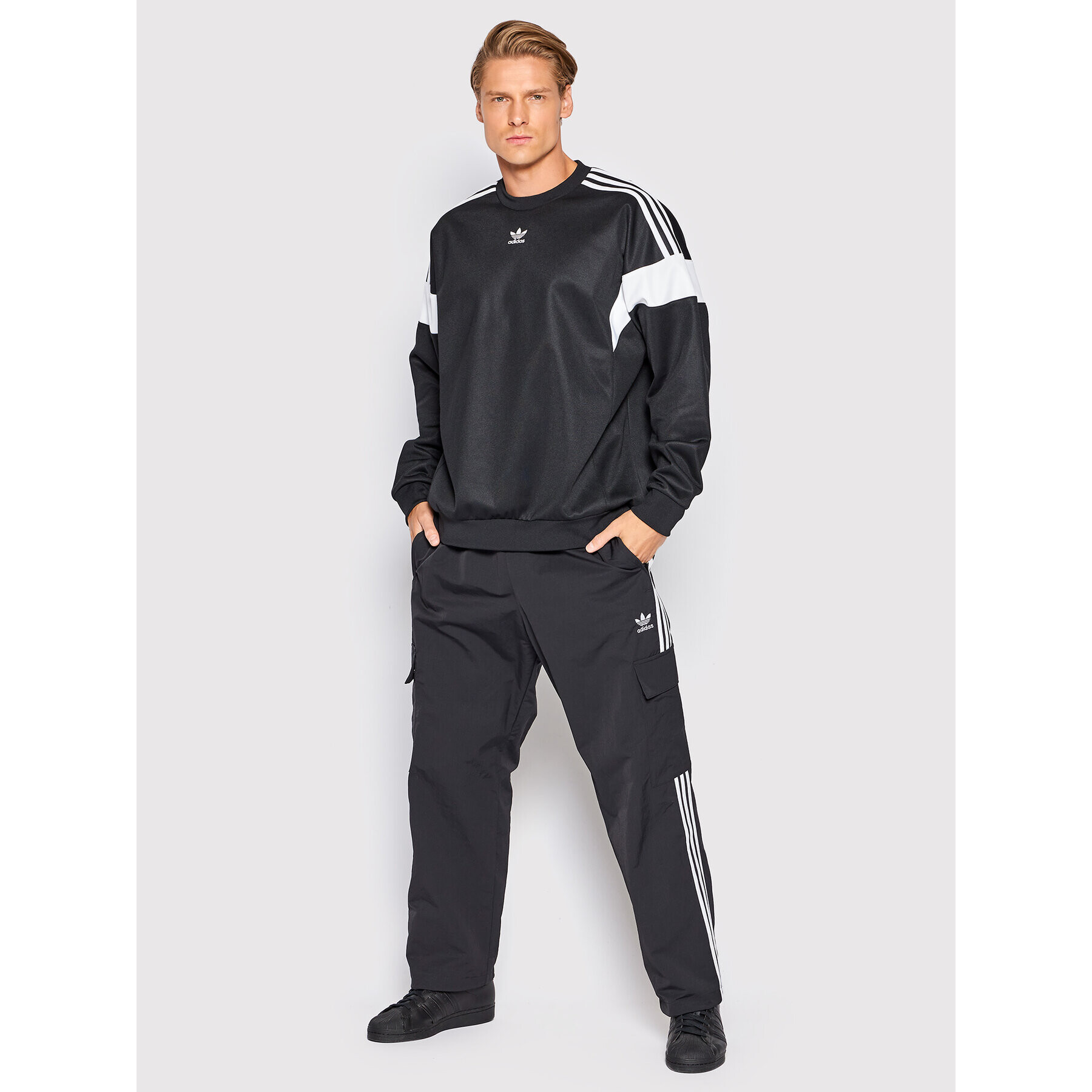 adidas Суитшърт adicolor Classic Cut Line Crew HN6117 Черен Relaxed Fit - Pepit.bg