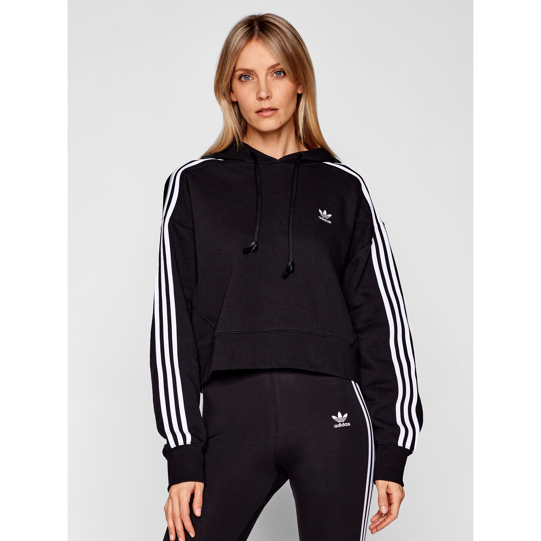 adidas Суитшърт adicolor Classics Crop GN2890 Черен Loose Fit - Pepit.bg