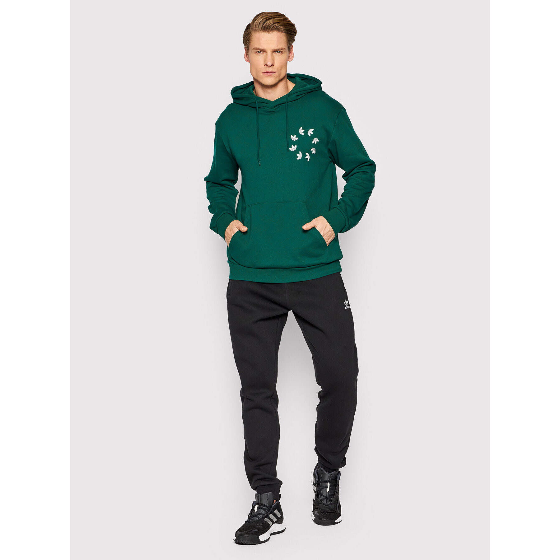 adidas Суитшърт adicolor Spinner HC4491 Зелен Regular Fit - Pepit.bg