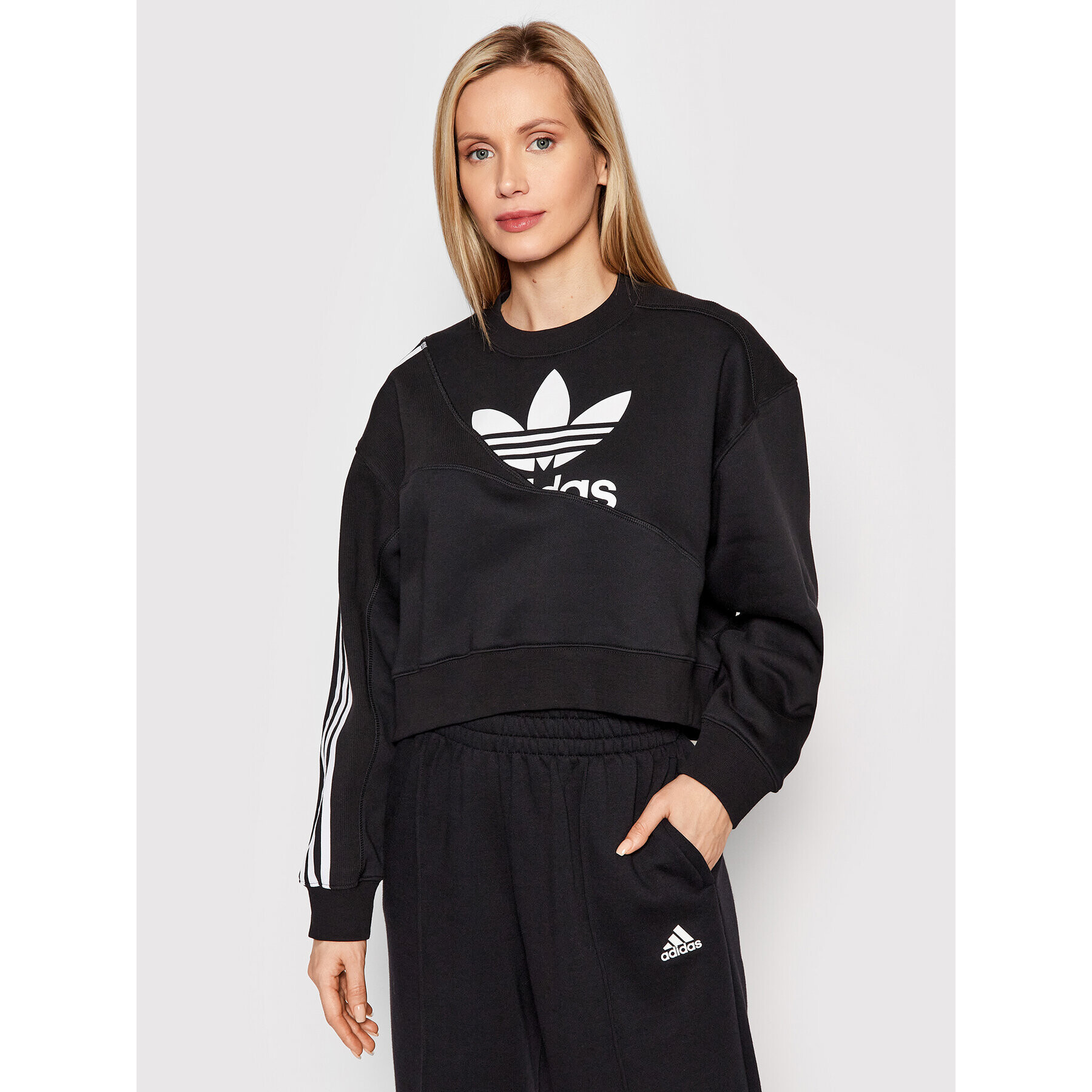 adidas Суитшърт adicolor Split Trefoil HC4622 Черен Relaxed Fit - Pepit.bg