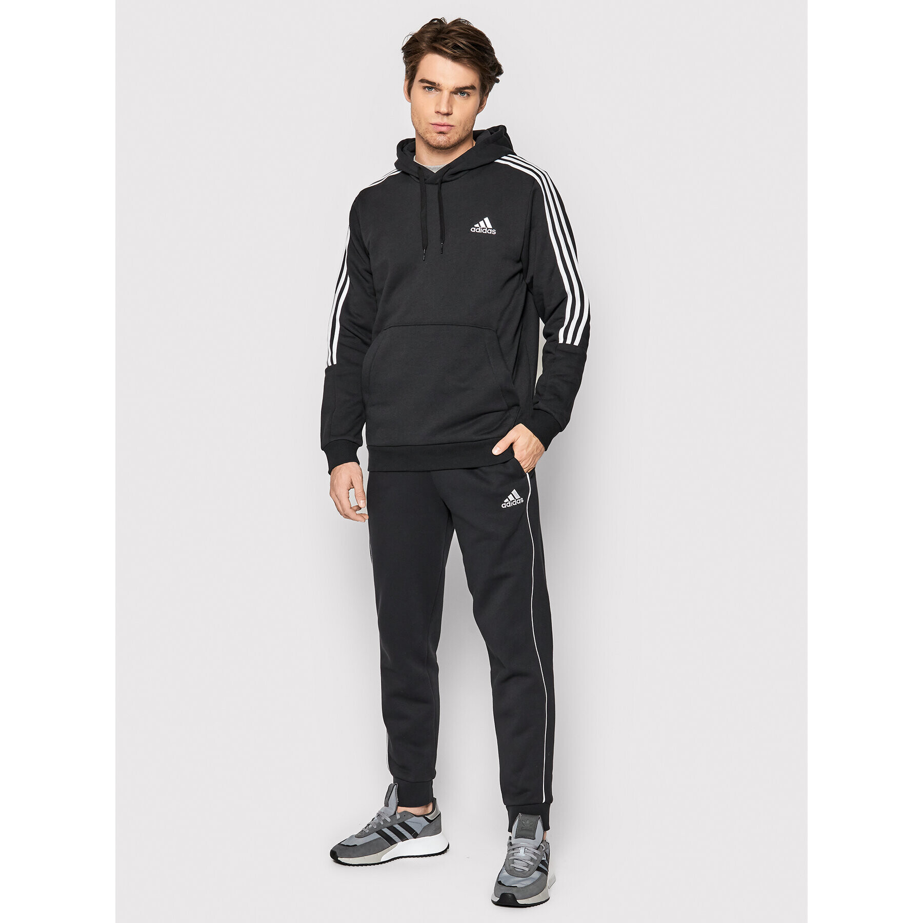 adidas Суитшърт Essentials GK9581 Черен Regular Fit - Pepit.bg