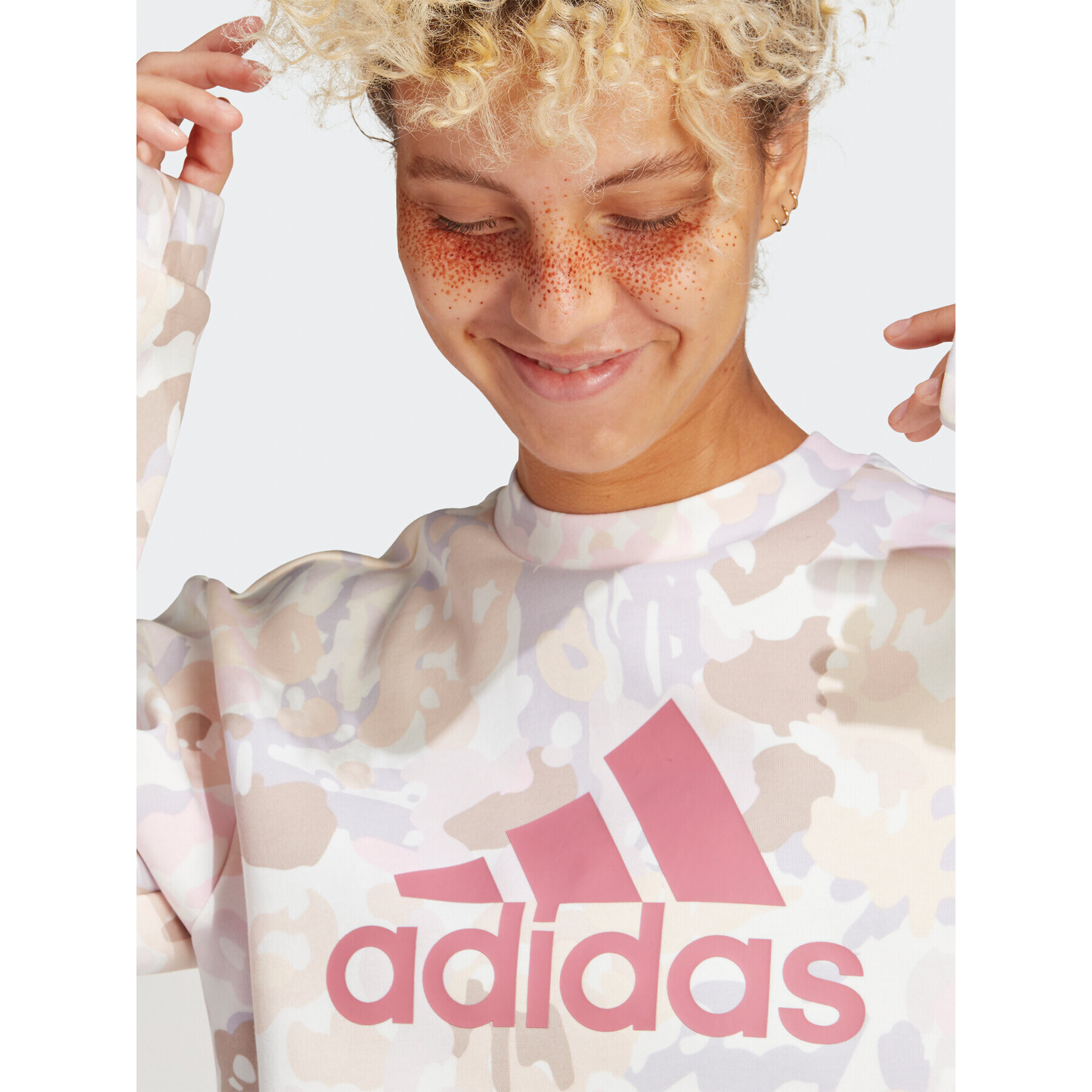 adidas Суитшърт Graphic Sweatshirt IC0576 Бежов Loose Fit - Pepit.bg