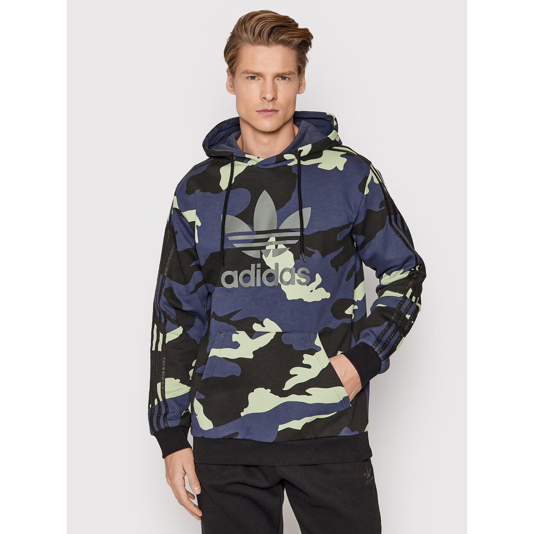 adidas Суитшърт Graphics Camo HF4882 Тъмносин Standard Fit - Pepit.bg