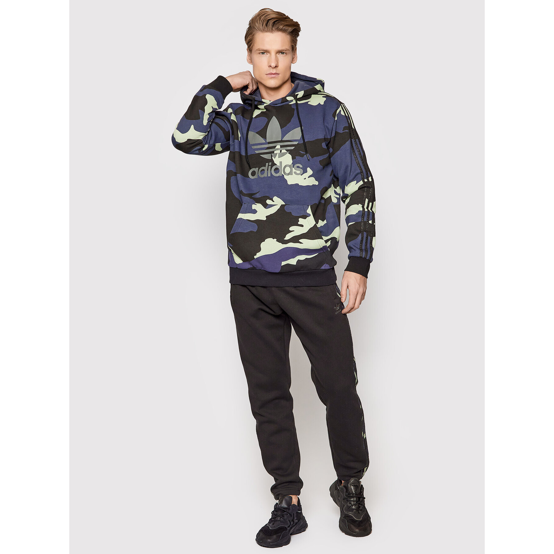 adidas Суитшърт Graphics Camo HF4882 Тъмносин Standard Fit - Pepit.bg