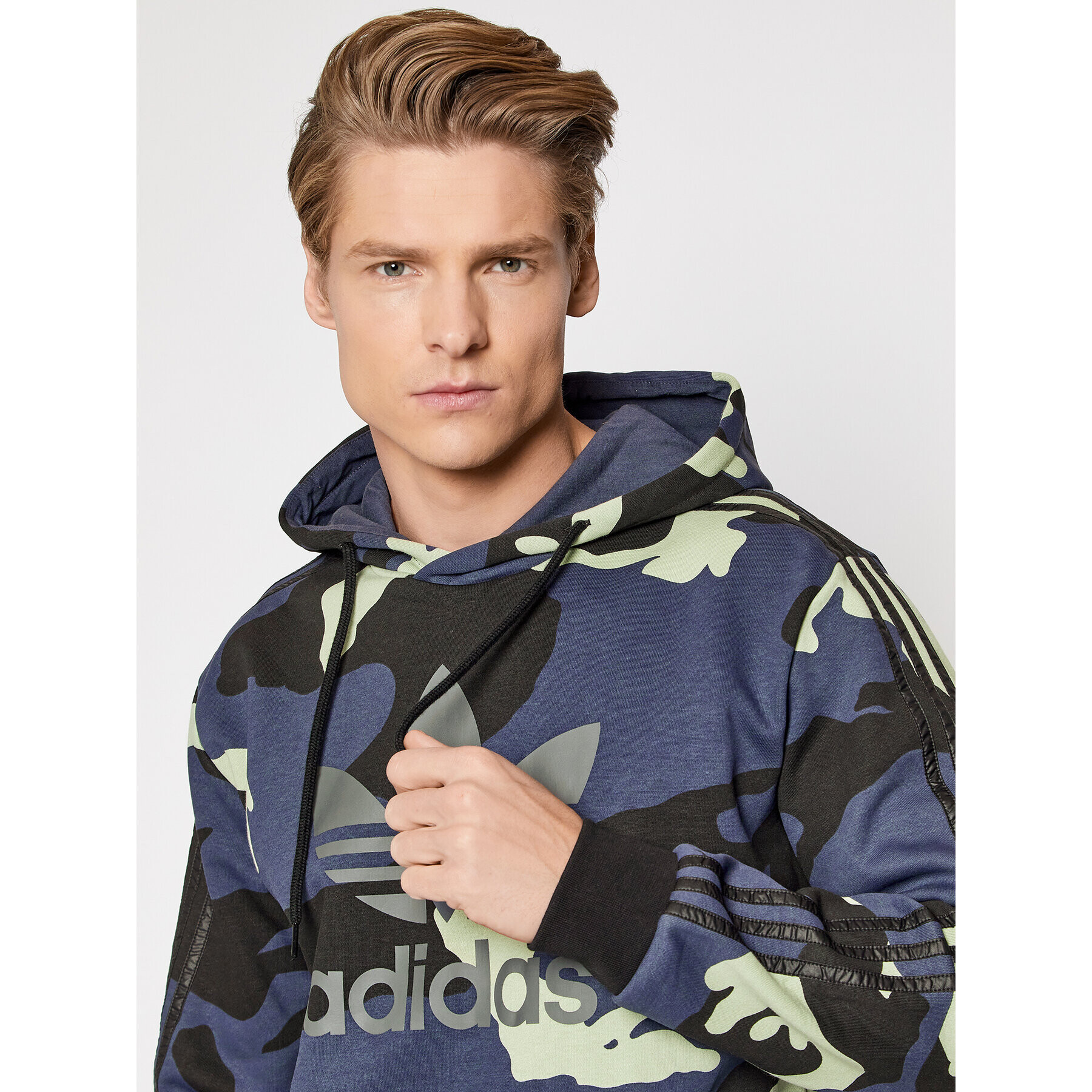 adidas Суитшърт Graphics Camo HF4882 Тъмносин Standard Fit - Pepit.bg