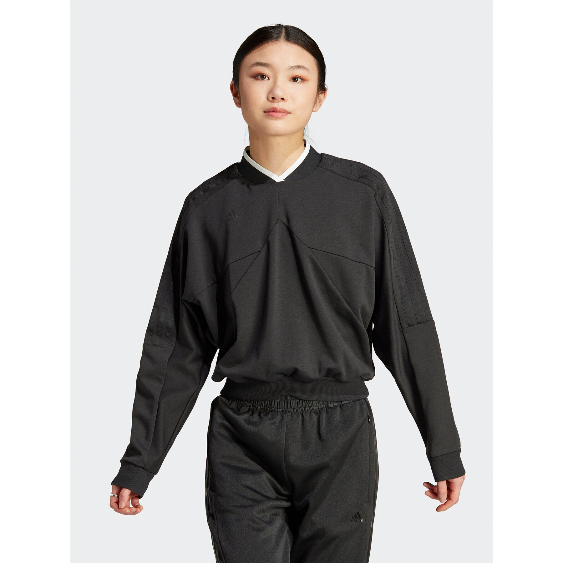 adidas Суитшърт IA3039 Черен Loose Fit - Pepit.bg