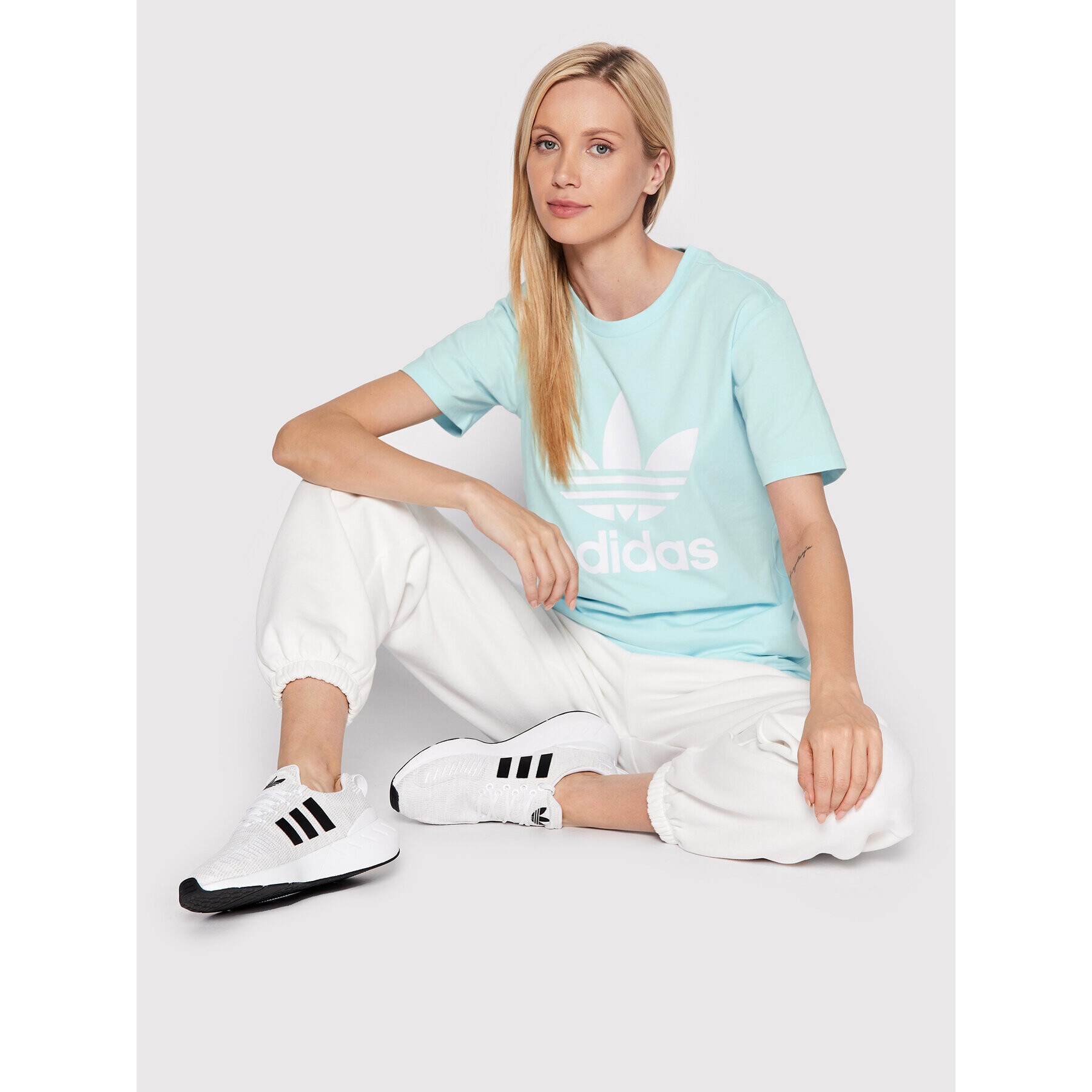 adidas Тишърт adicolor Classics Trefoil HK9638 Син Regular Fit - Pepit.bg