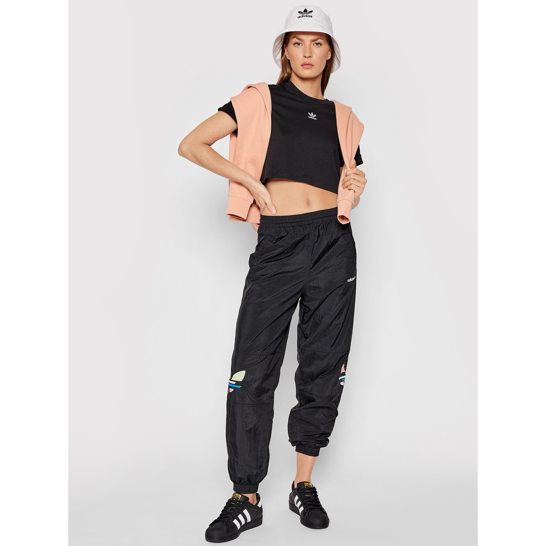 adidas Тишърт adicolor Essentials Cropped Tee H37882 Черен Regular Fit - Pepit.bg