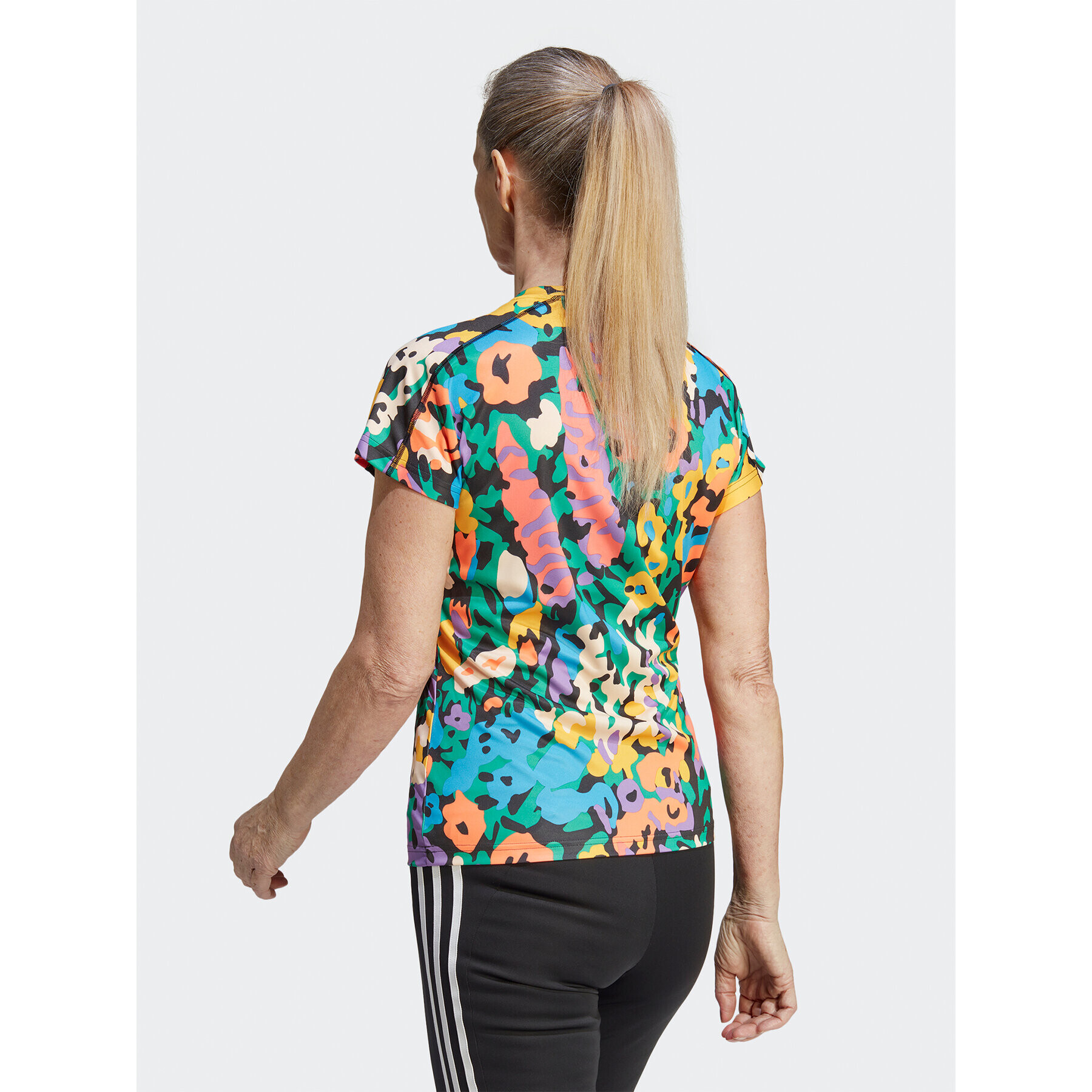 adidas Тишърт AEROREADY Train Essentials Minimal Branding V-Neck Floral Print T-Shirt HN5541 Черен Slim Fit - Pepit.bg