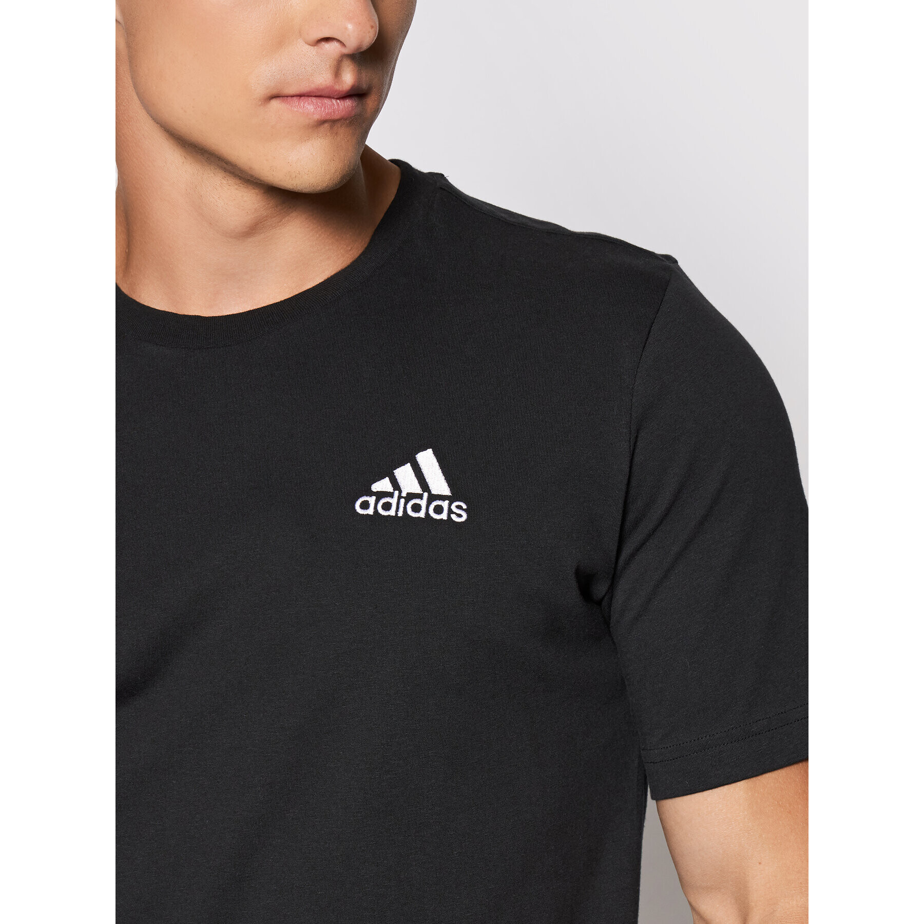 adidas Performance Тишърт Essentials Embroidered Small Logo GK9639 Черен Regular Fit - Pepit.bg