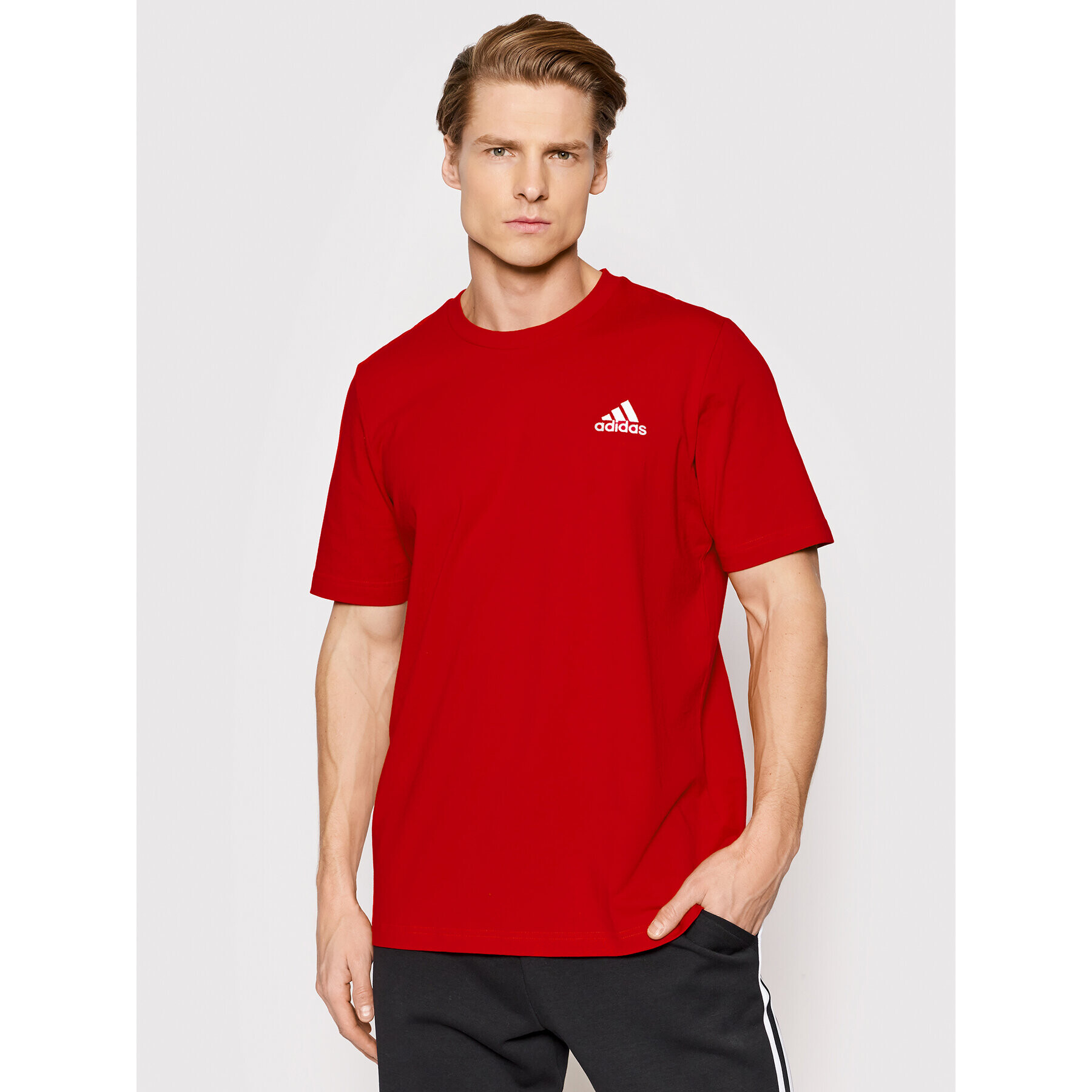 adidas Performance Тишърт Essentials Embroidered Small Logo GK9642 Червен Regular Fit - Pepit.bg