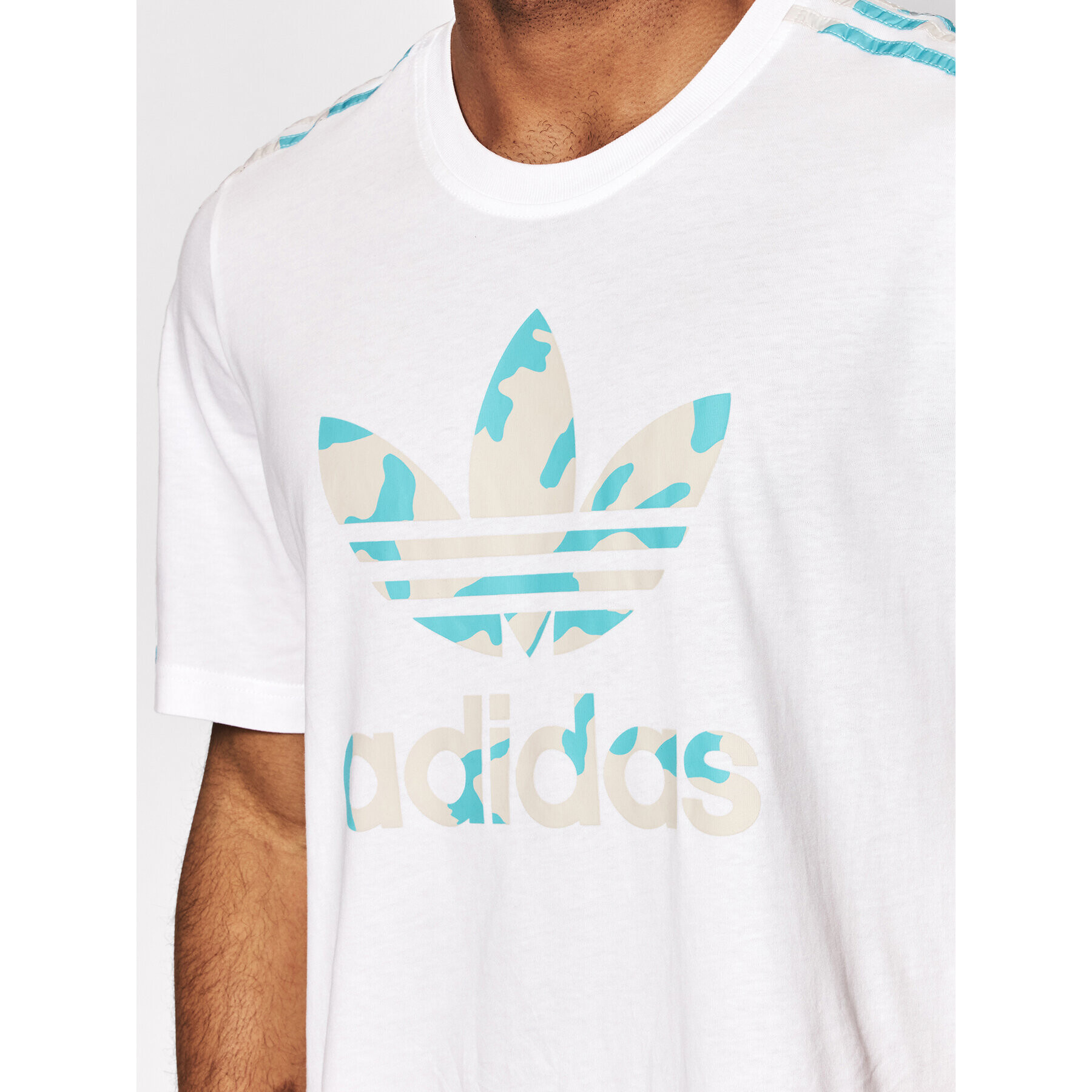 adidas Тишърт Graphic Camo HF4892 Бял Regular Fit - Pepit.bg