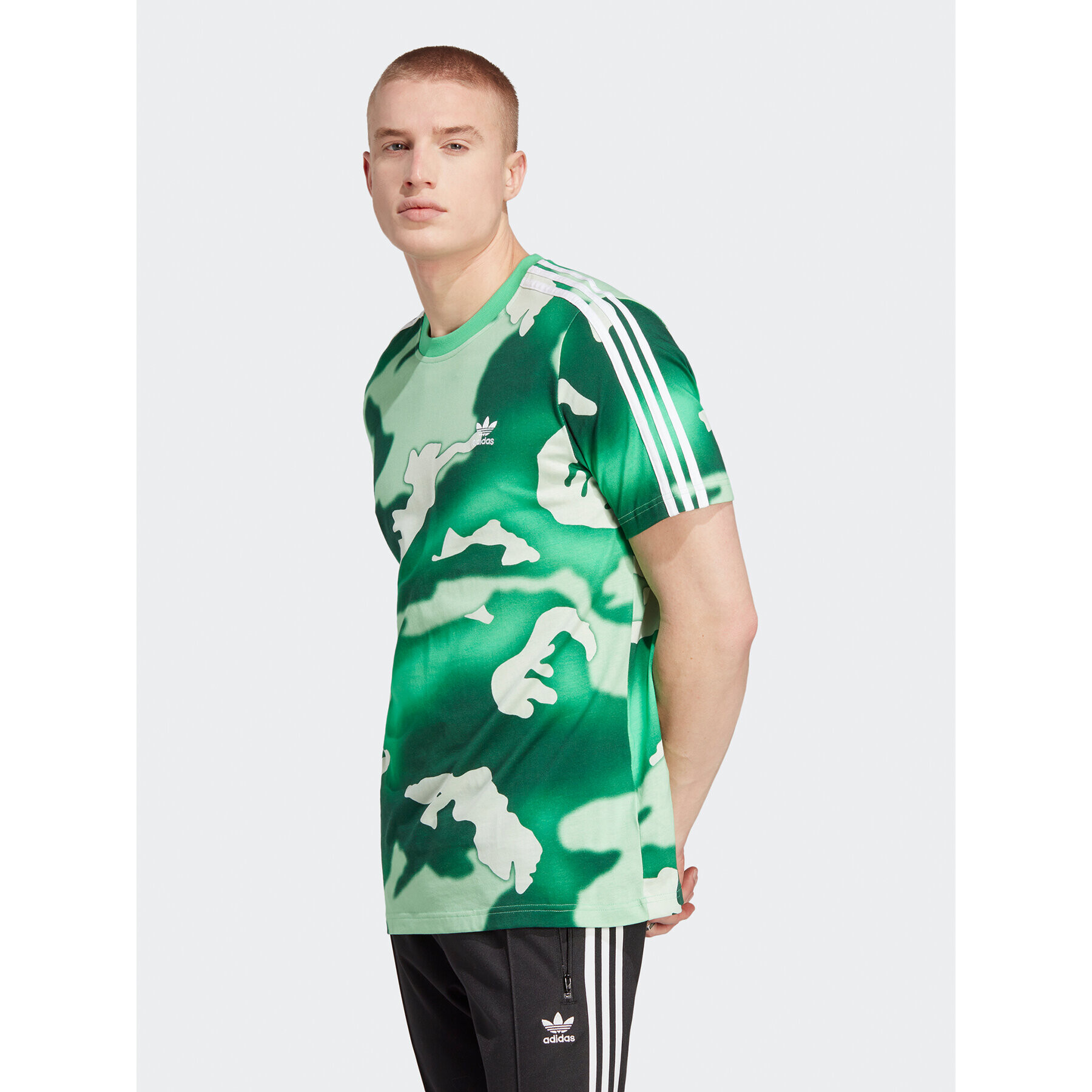 adidas Тишърт Graphics Camo Allover Print T-Shirt HZ1157 Зелен Regular Fit - Pepit.bg