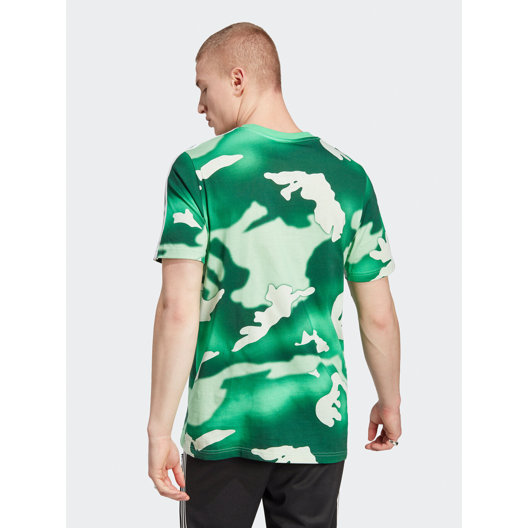 adidas Тишърт Graphics Camo Allover Print T-Shirt HZ1157 Зелен Regular Fit - Pepit.bg