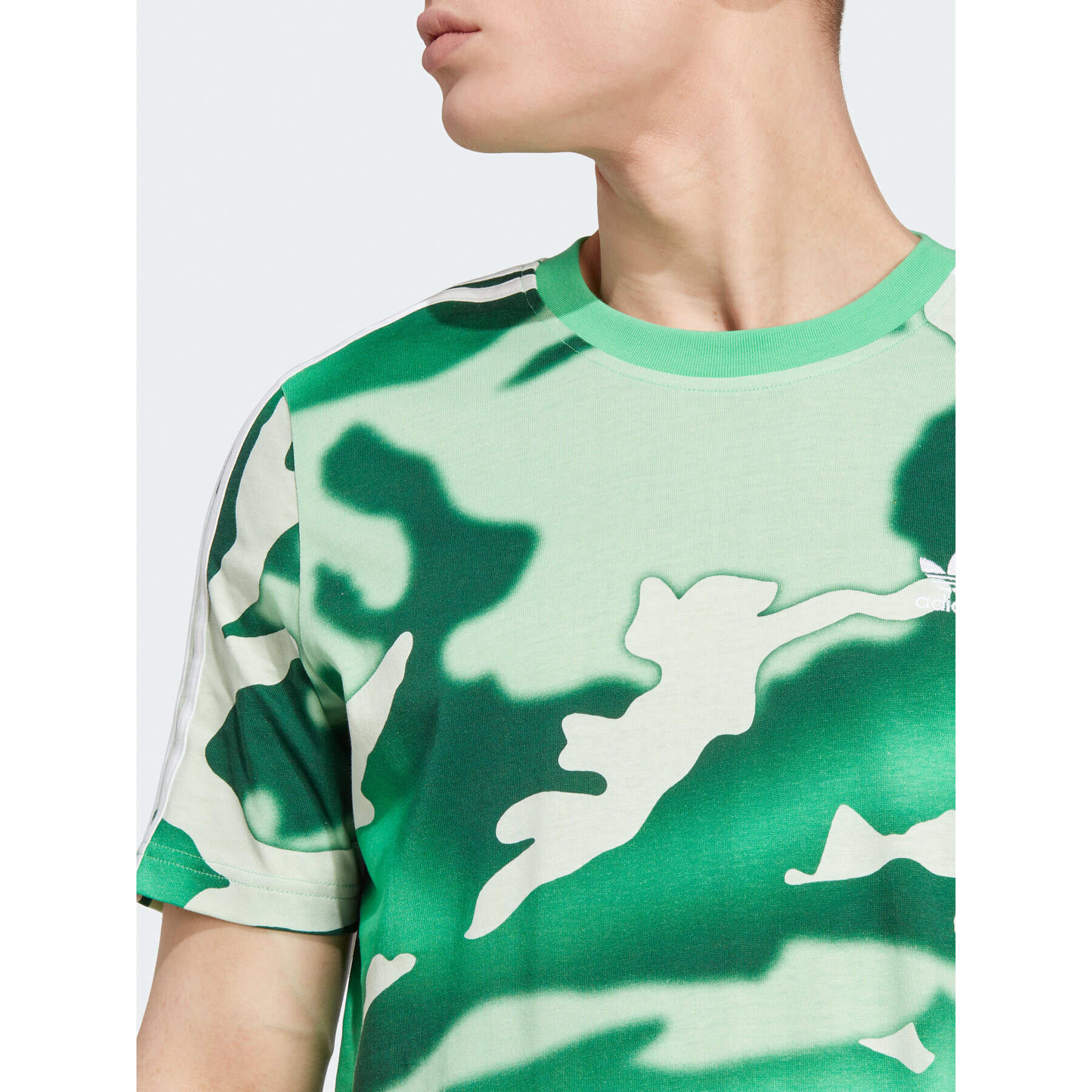 adidas Тишърт Graphics Camo Allover Print T-Shirt HZ1157 Зелен Regular Fit - Pepit.bg