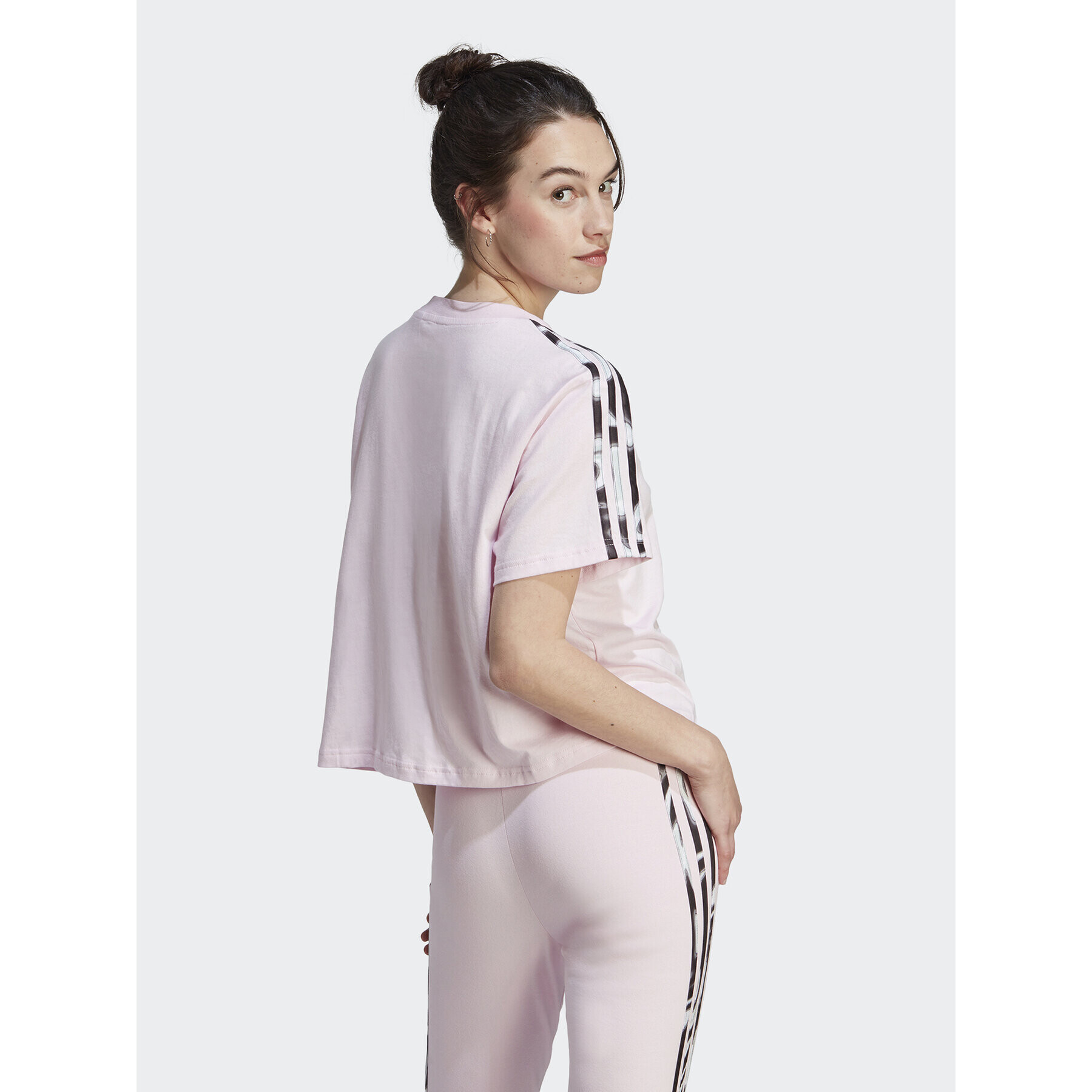 adidas Тишърт IL5870 Розов Loose Fit - Pepit.bg