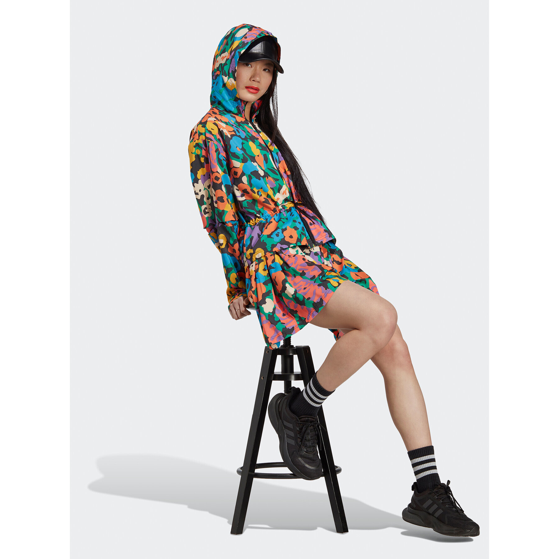 adidas Ветровка Graphic Windbreaker HT4689 Черен Loose Fit - Pepit.bg