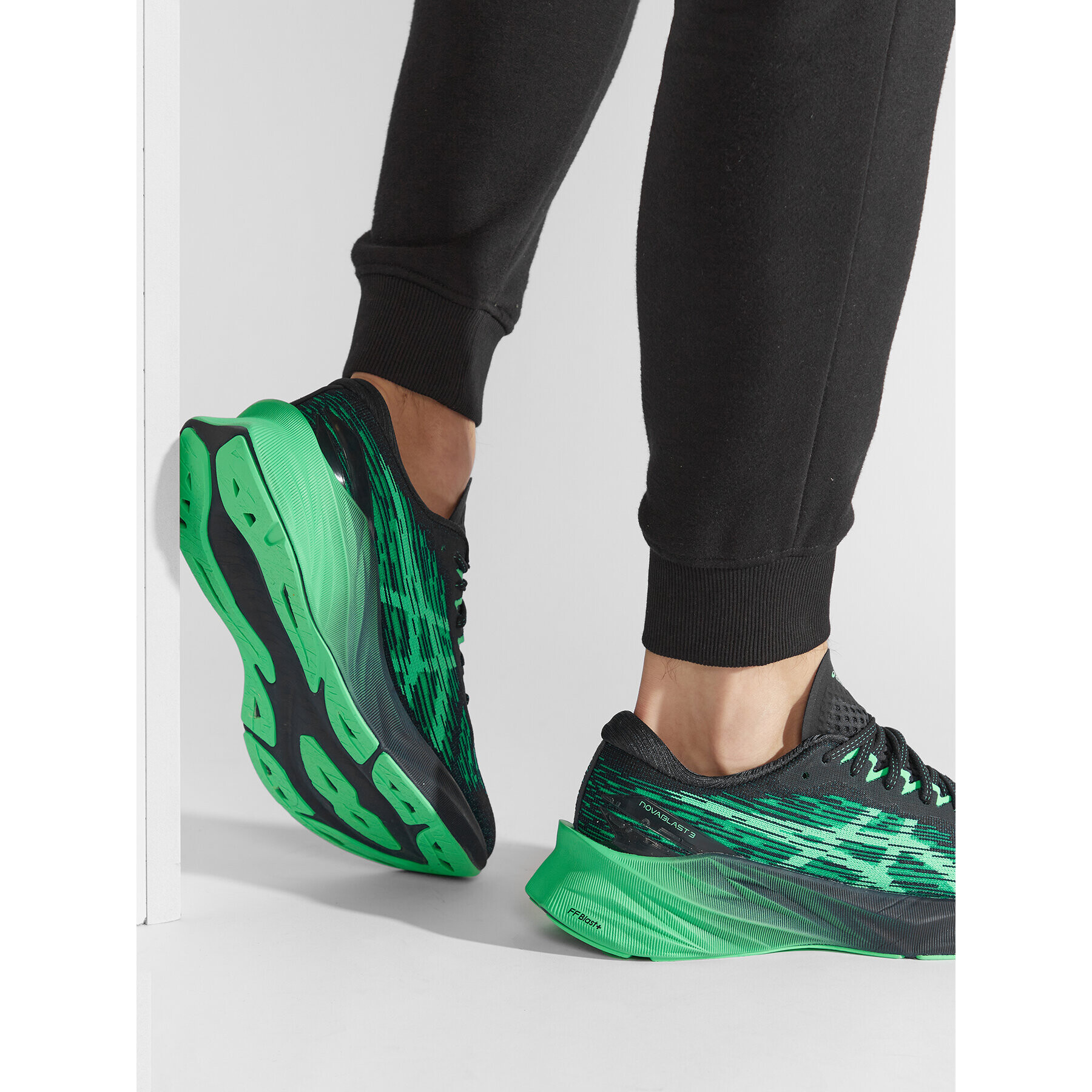 Asics Обувки Novablast 3 1011B458 Зелен - Pepit.bg